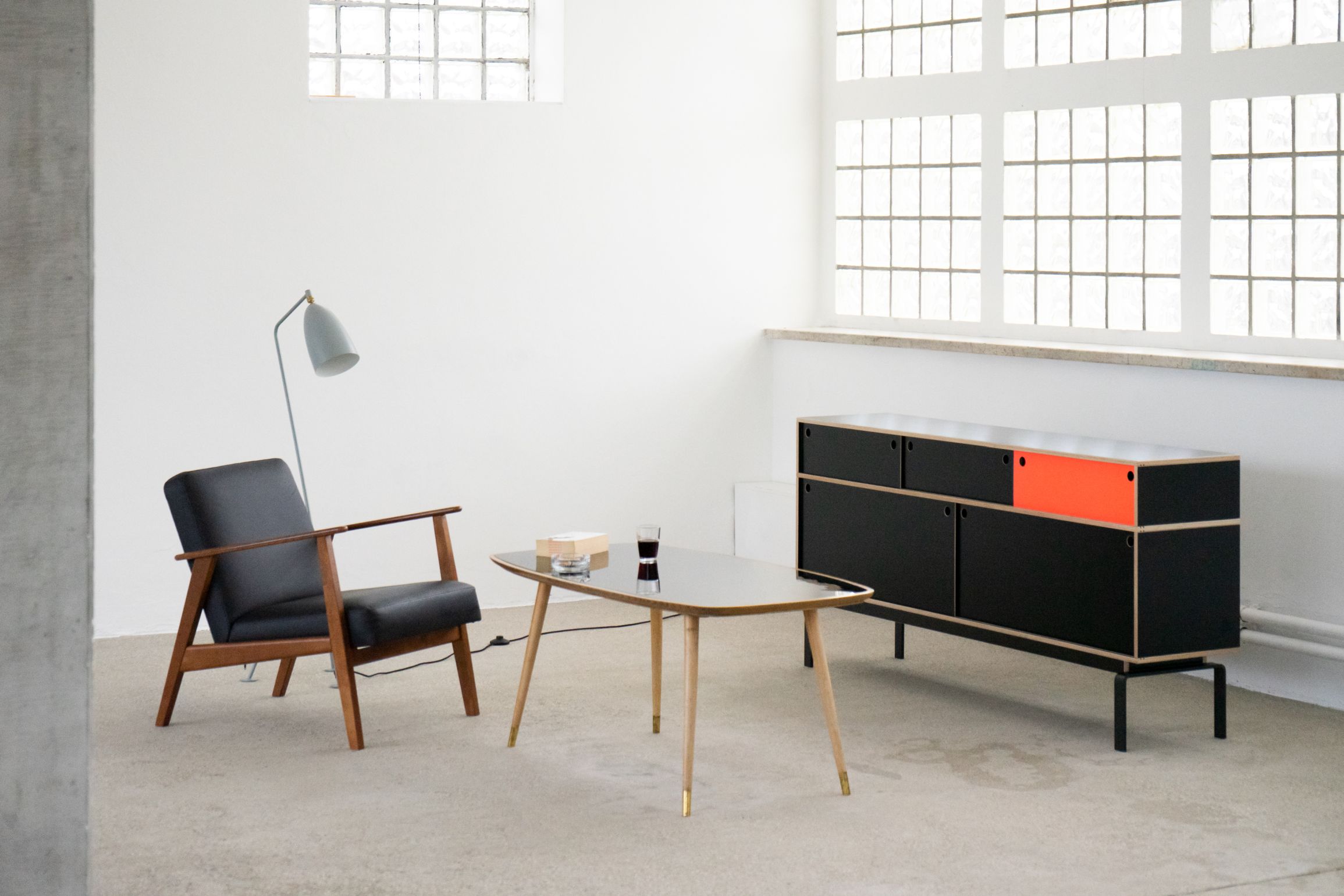 Egal Sideboard von Nils Holger Moormann in Schwarz und Orange im modernen Wohnzimmer.
