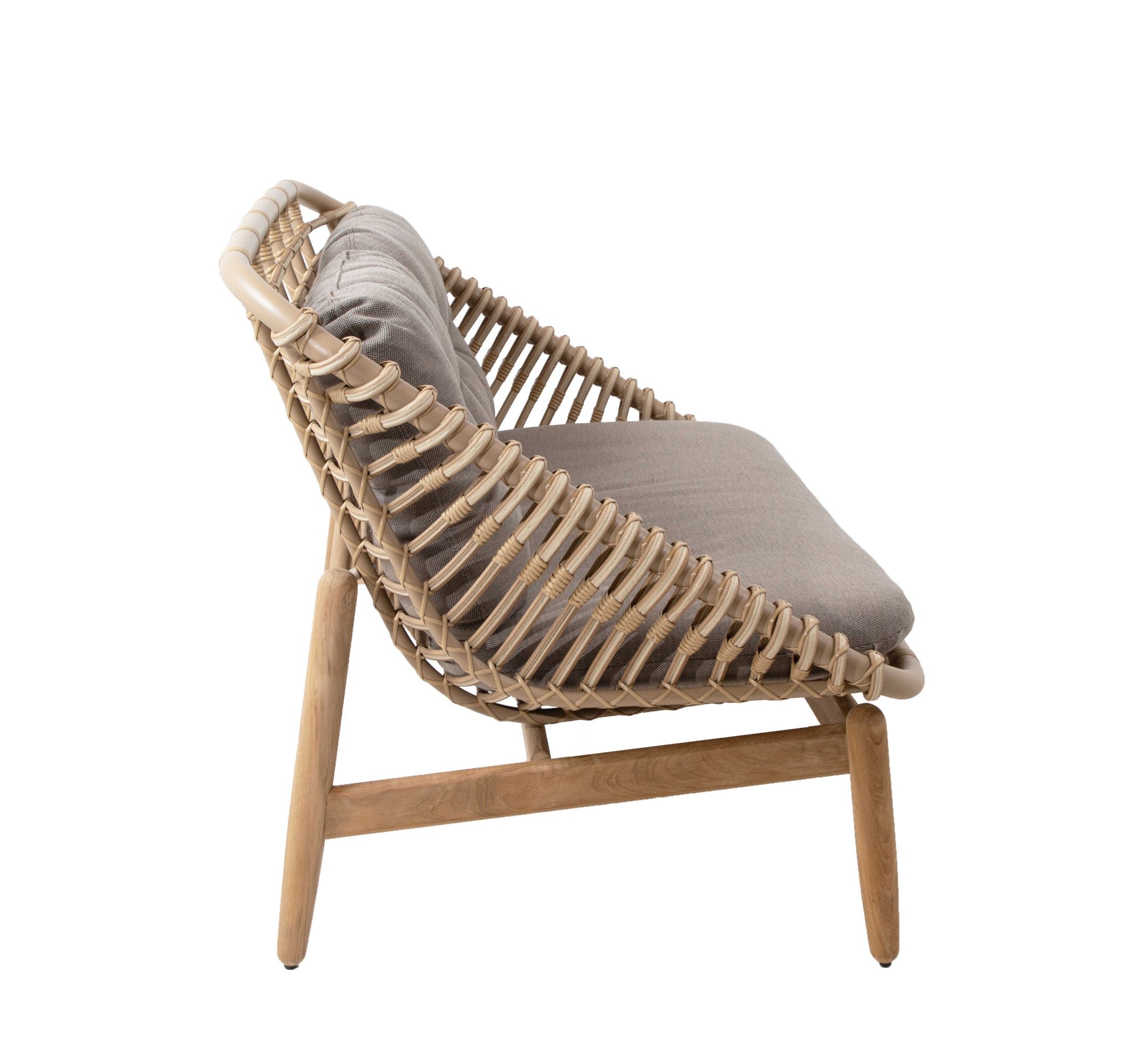 Strington Outdoor Sofa von Cane-Line: Rattan Lounge Sofa mit grauen Kissen und Holzbeinen.