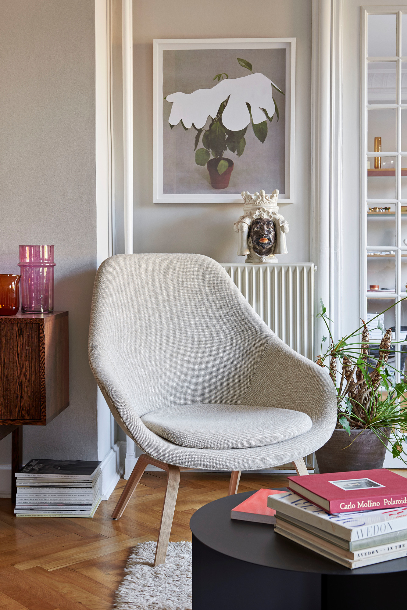 Beiger About a Lounge AAL 93 Sessel von Hay im stilvollen Wohnzimmer mit Deko.