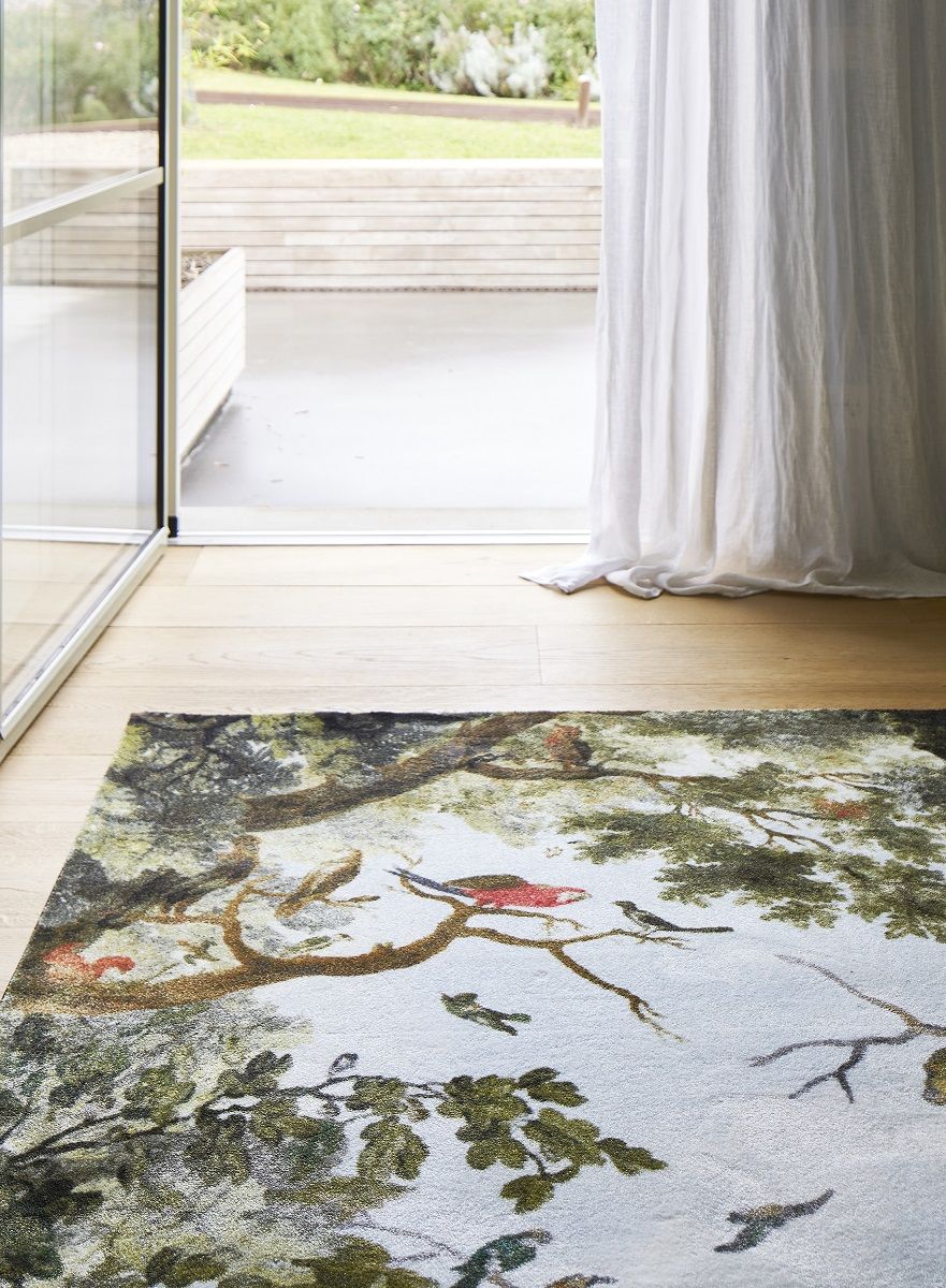 Cielo / Terra Teppich von Opinion Ciatti mit Baum- und Vogelmuster im Innenraum.