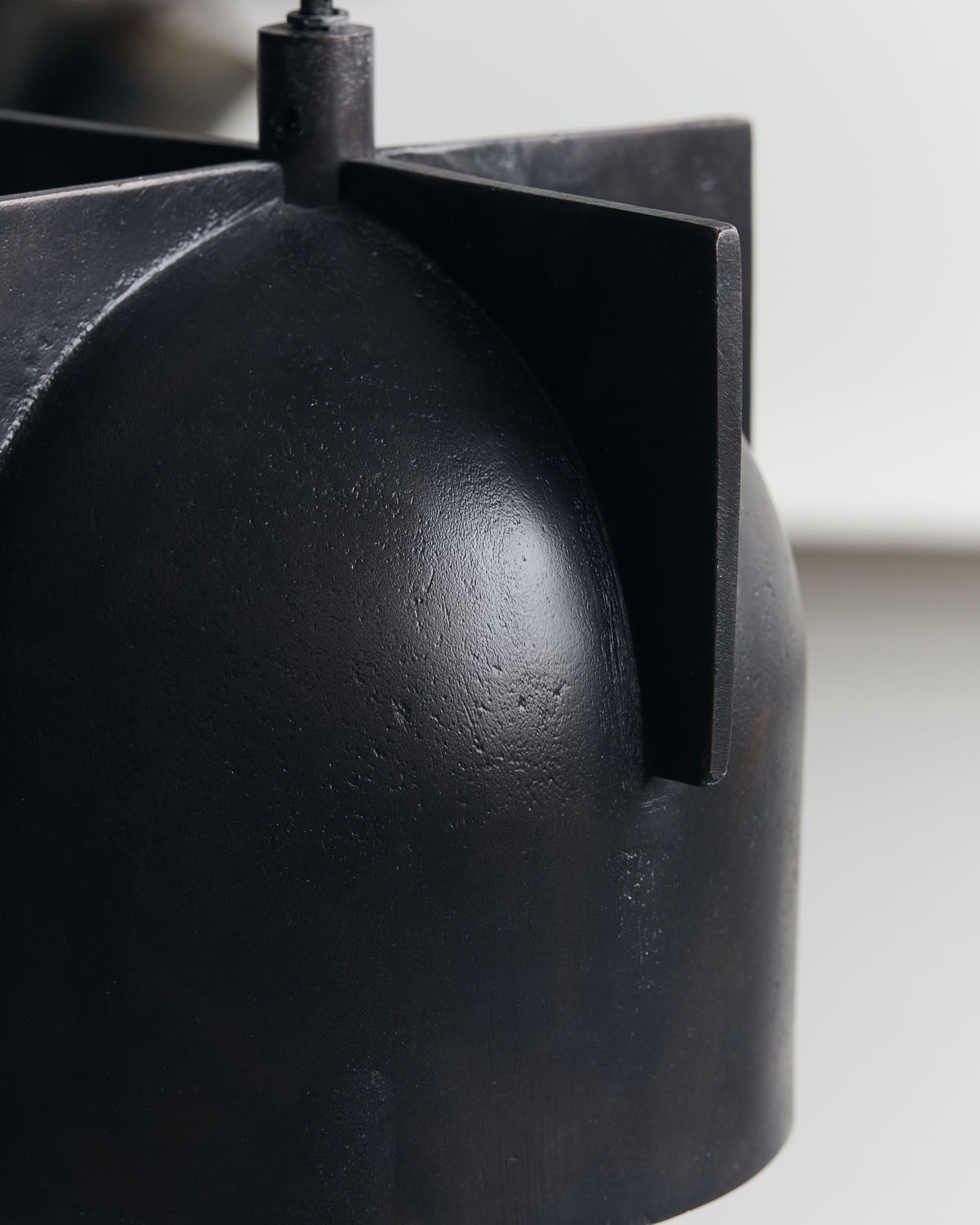 Detailaufnahme der schwarzen Akola Pendelleuchte von House Doctor, modernes Design, Innenbeleuchtung.