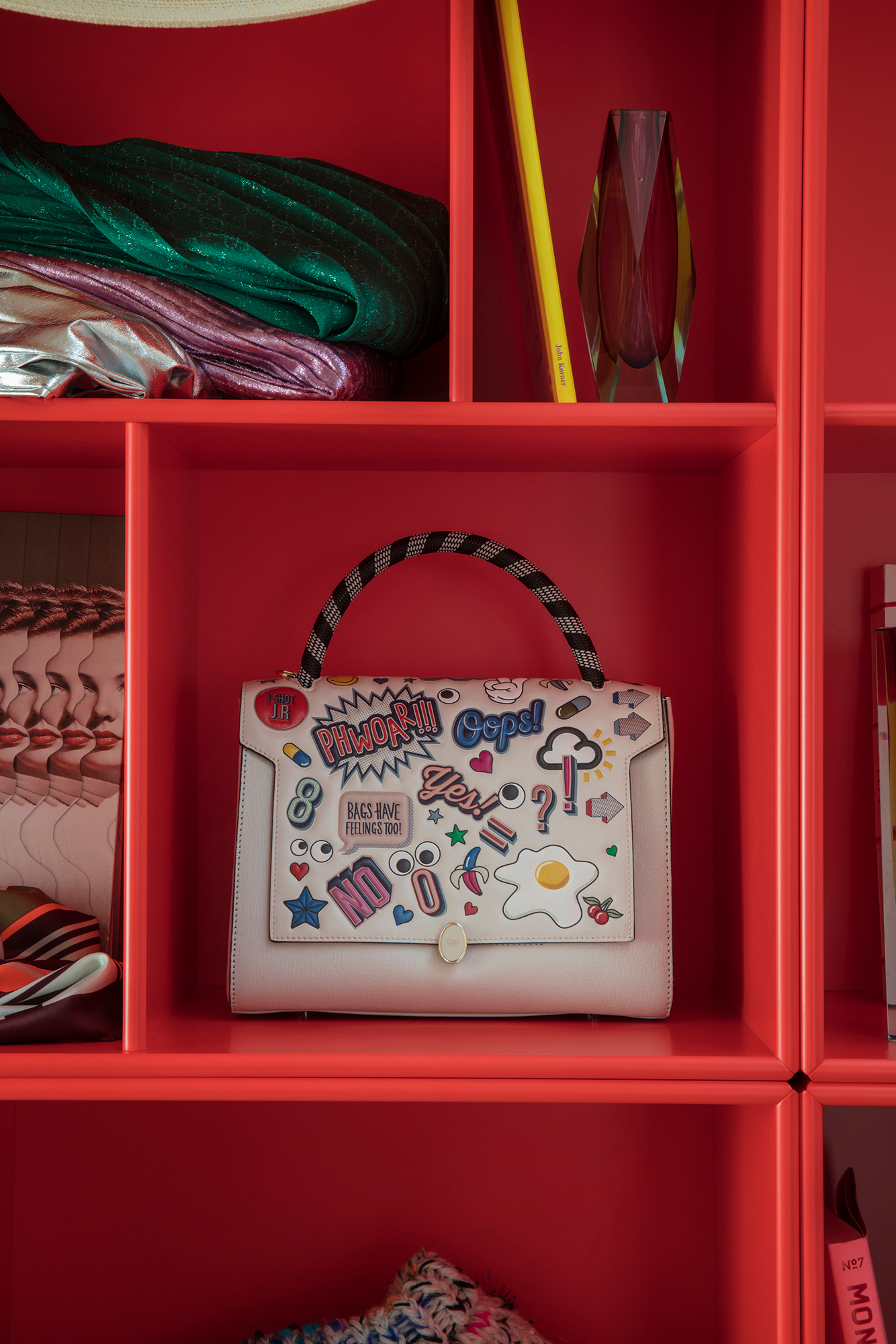 READ Bücherregal Montana: Detailansicht mit Fächern, Büchern, Deko und einer Handtasche.