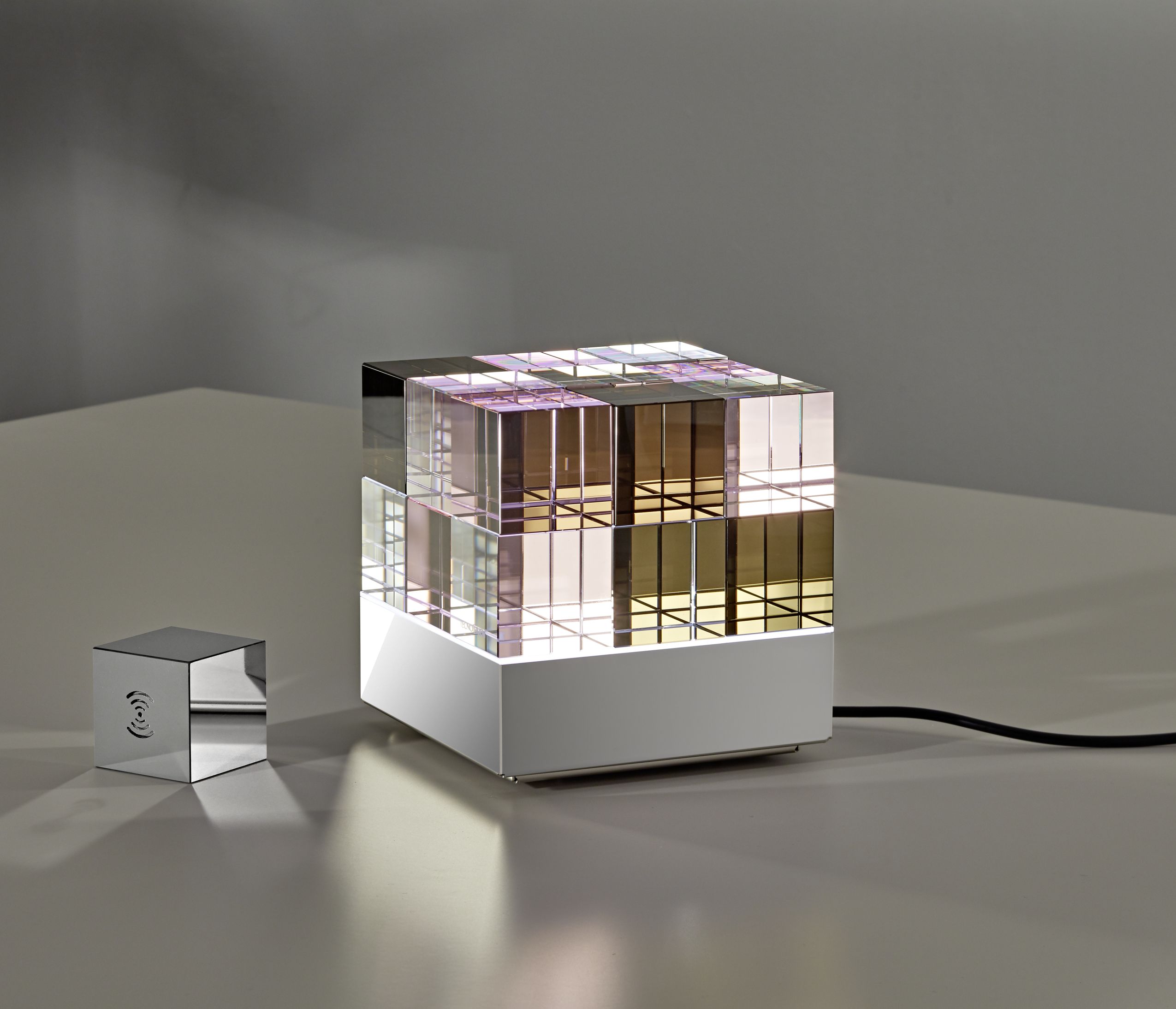 Cubelight move Lichtobjekt von Tecnolumen: Kubusförmige Designleuchte aus Glas und Metall, modernes Wohnaccessoire.