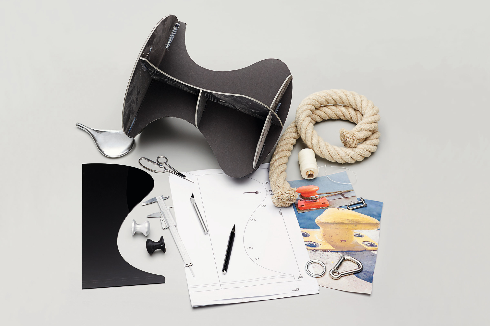 Hamburger Hocker Philippi im Bau, mit Werkzeugen und Bauplan für den Design Hocker.