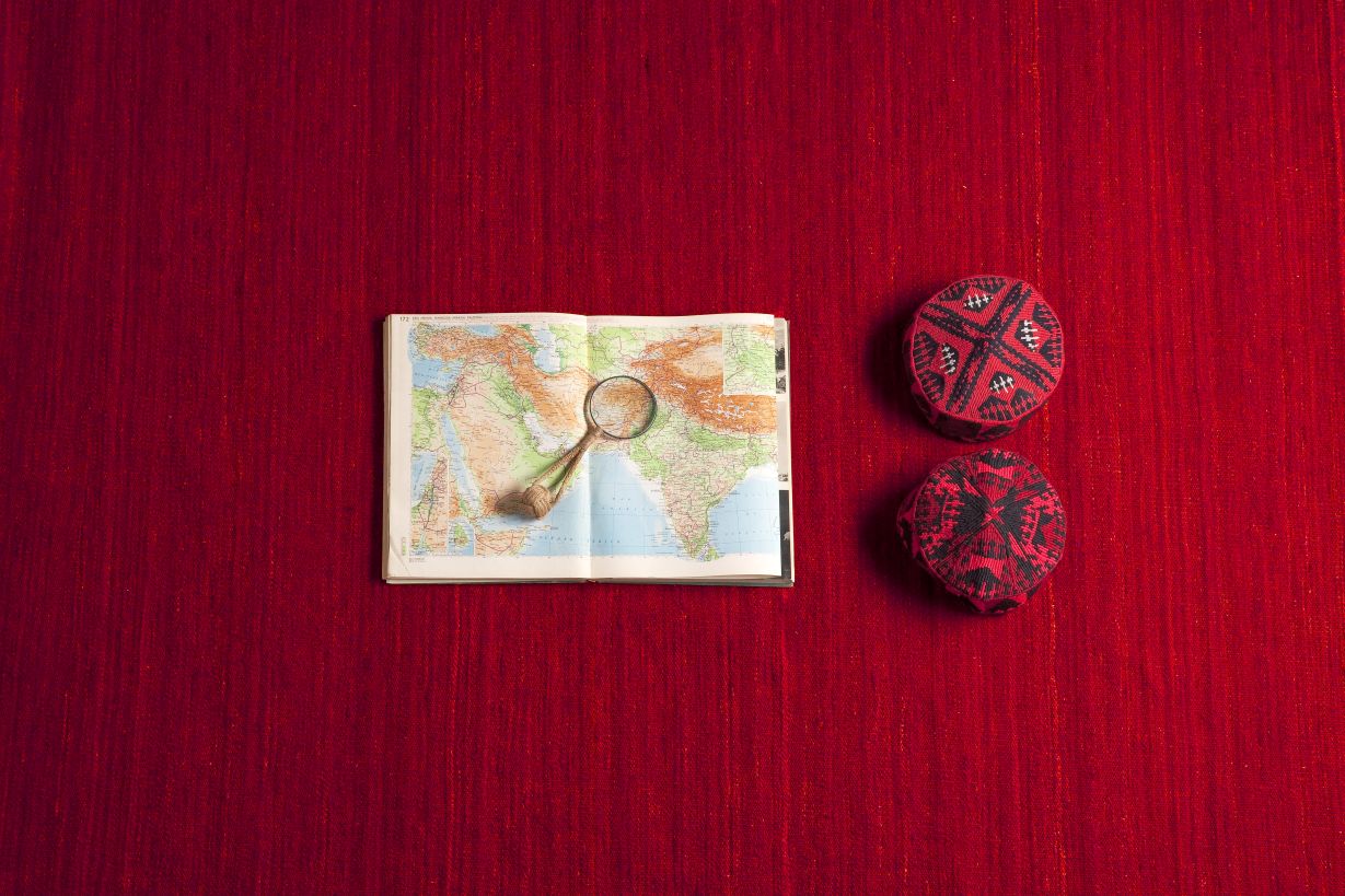 Nahaufnahme des Nomad Teppichs Grau von Nanimarquina, 250x350cm, mit subtilem Muster.