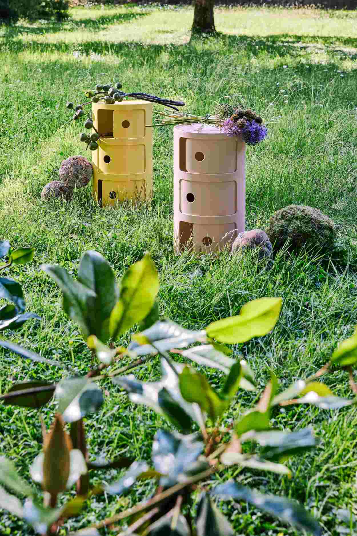 Componibili BIO 3er Element in Grün und Beige im Garten, modulare Aufbewahrung für Wohnraum und Büro.