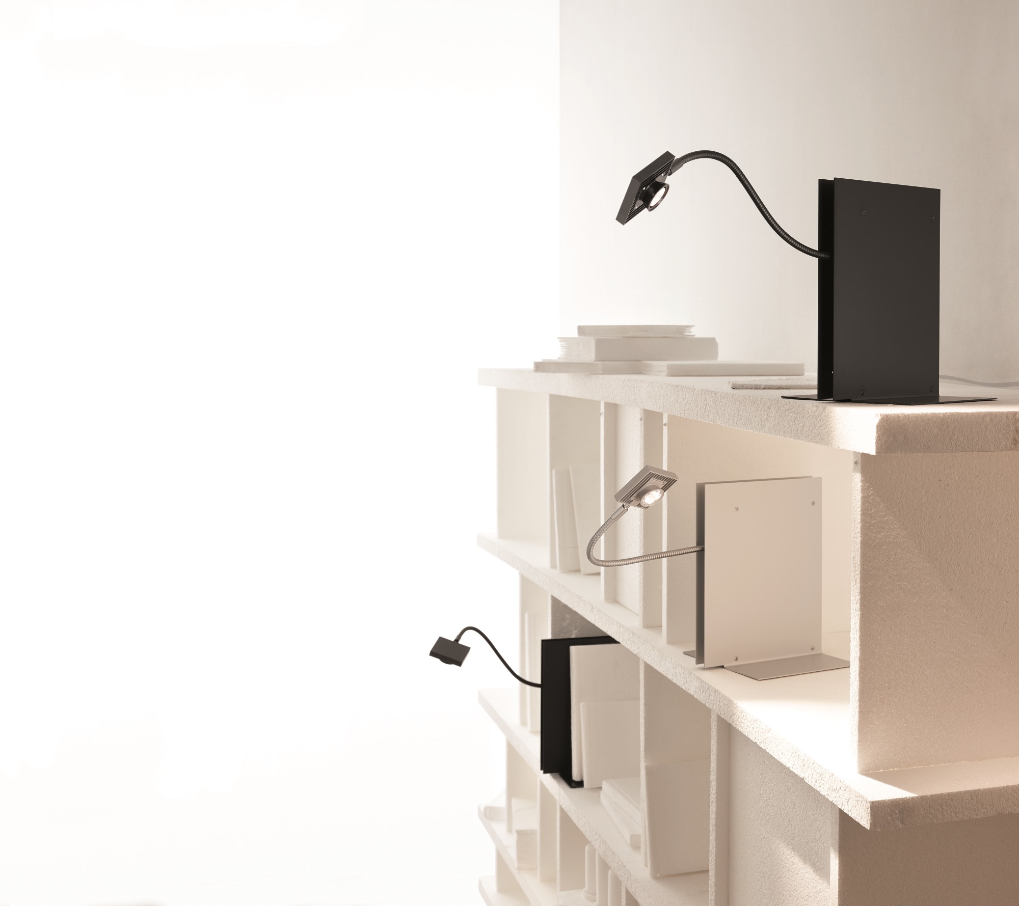 LED's Oskar Regalleuchten von Ingo Maurer auf einem weißen Regal, moderne Innenbeleuchtung.