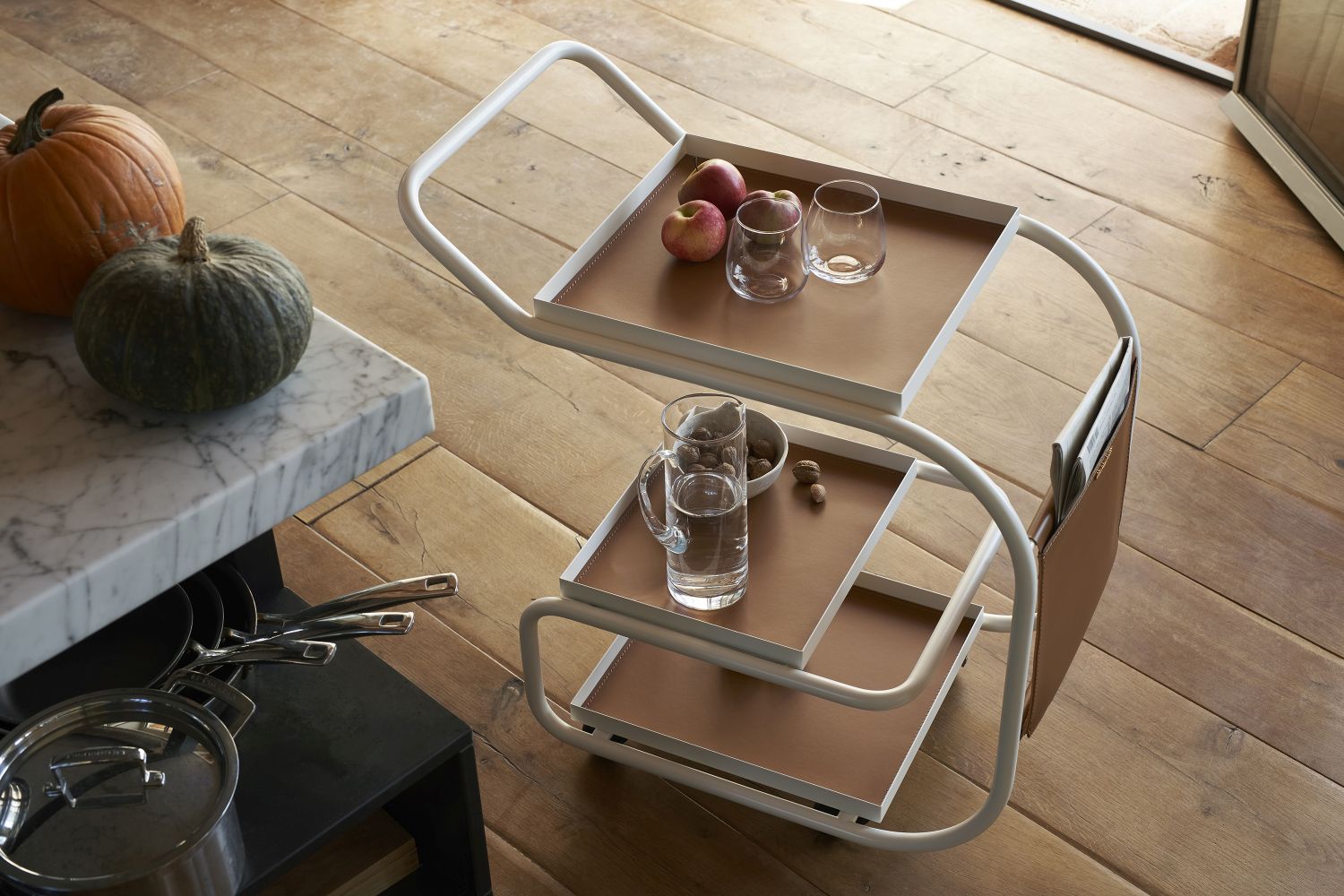 Zenzero Servierwagen von Ciatti, goldfarben, mit drei Ablagen, Äpfeln, Gläsern und Karaffe.