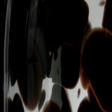 Detailaufnahme der Flakes Tischleuchte Favius in Rauchgrau und Schwarz, modernes Design für Wohnzimmer und Schlafzimmer.