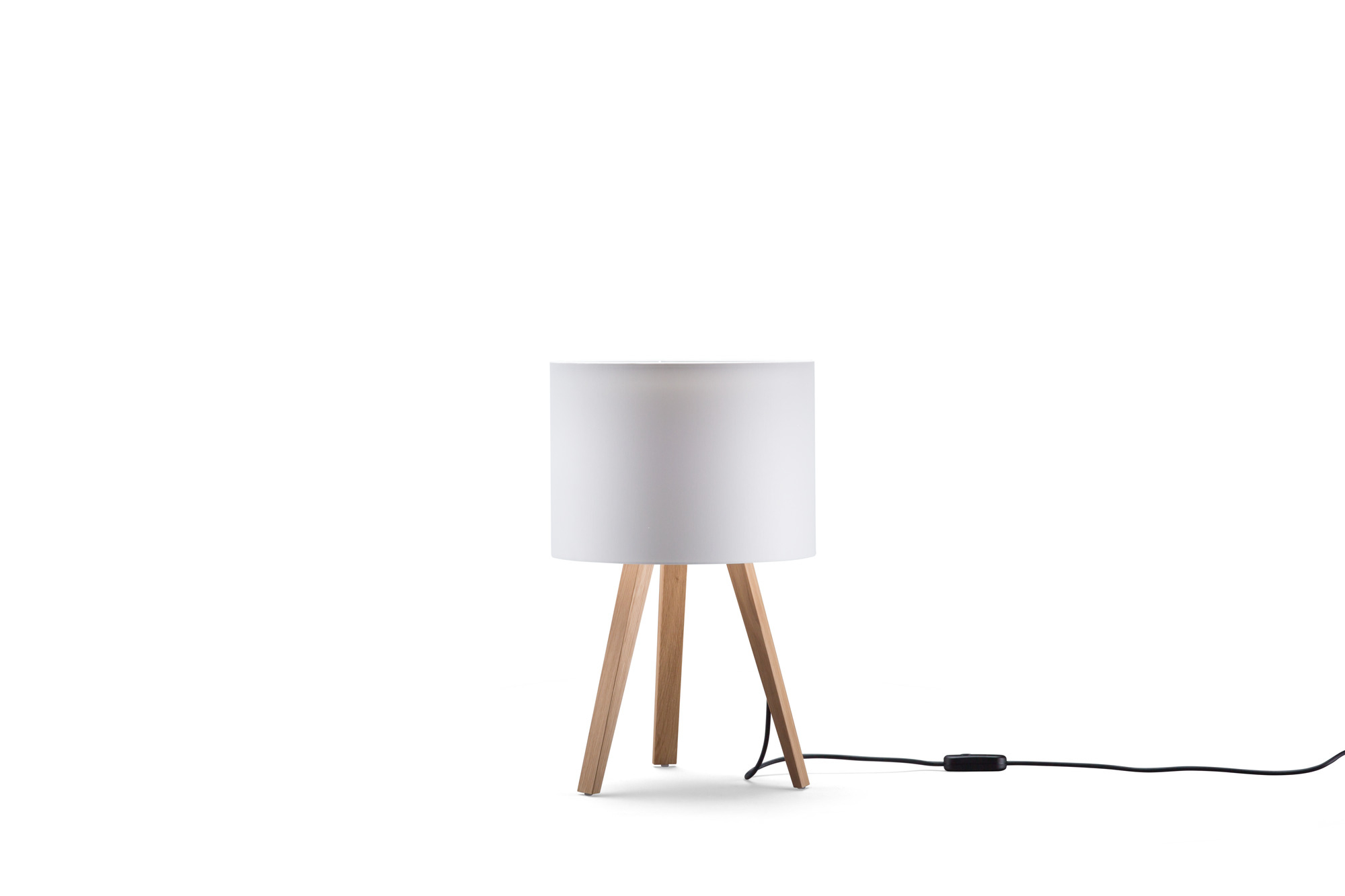 Luca Stand Tischleuchte von Maigrau: Weiße Lampe mit Lampenschirm und Eichenholz-Gestell. Modern und stilvoll.