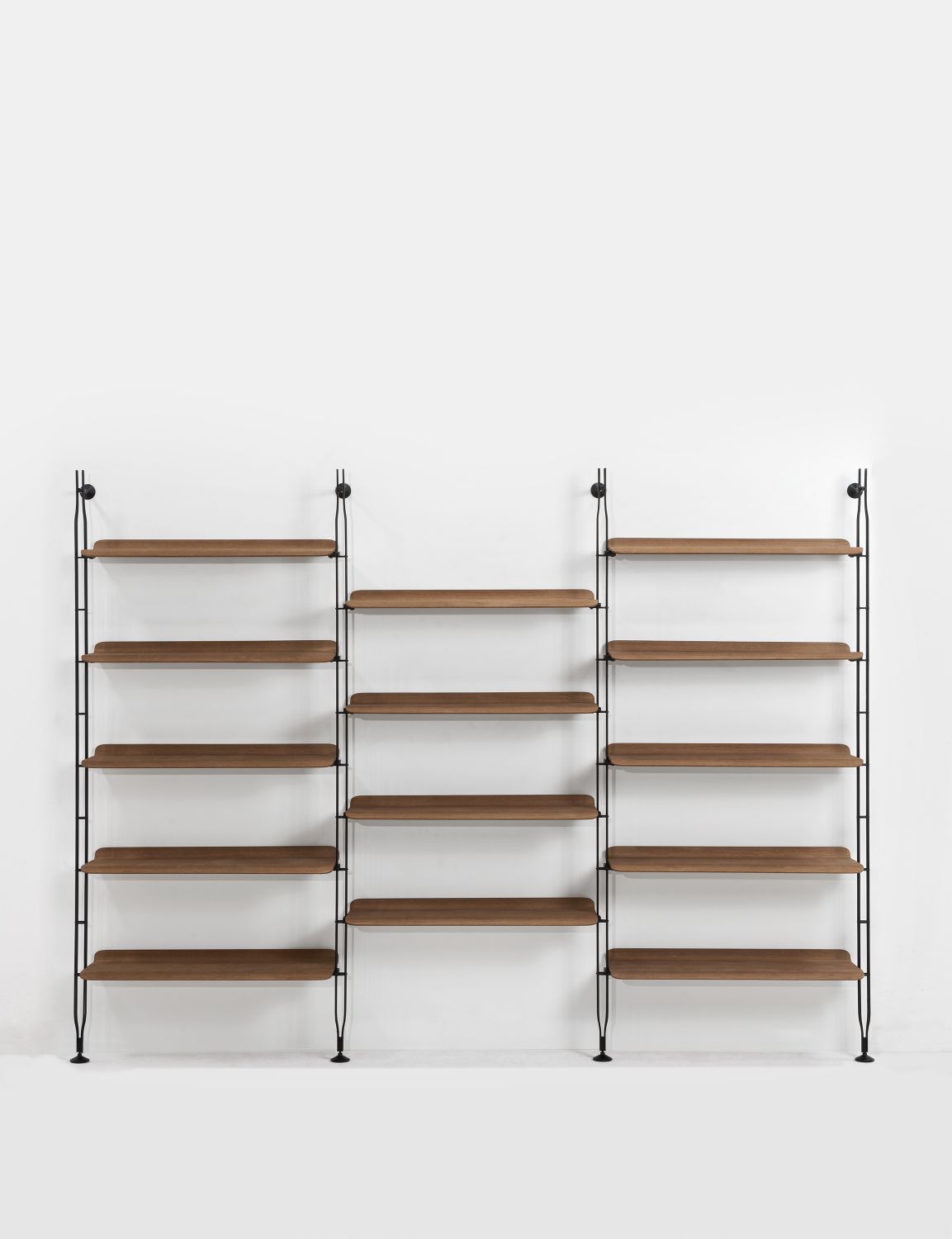 Adam Wood Regal von Kartell, mittlere Größe, schwarze Esche, Wandregal mit mehreren Regalböden.