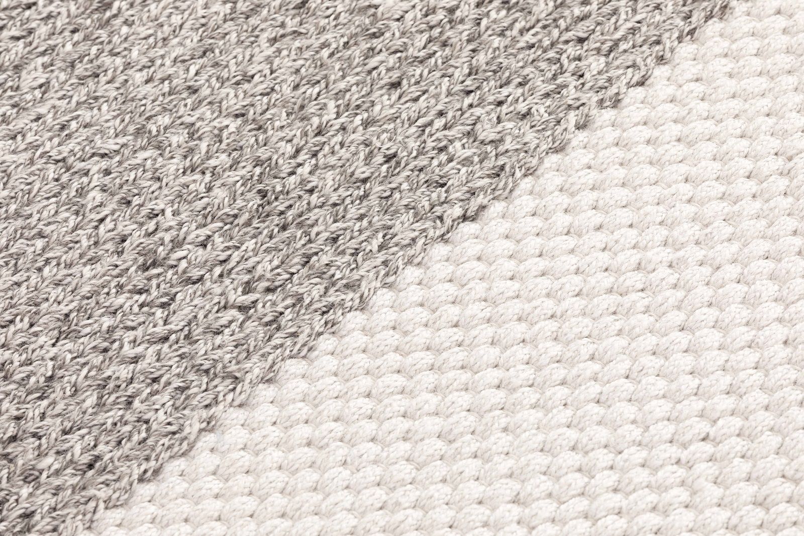 Detailansicht: Mangas Outdoor Rug Teppich in Weiß und Grau, gestrickte Textur.