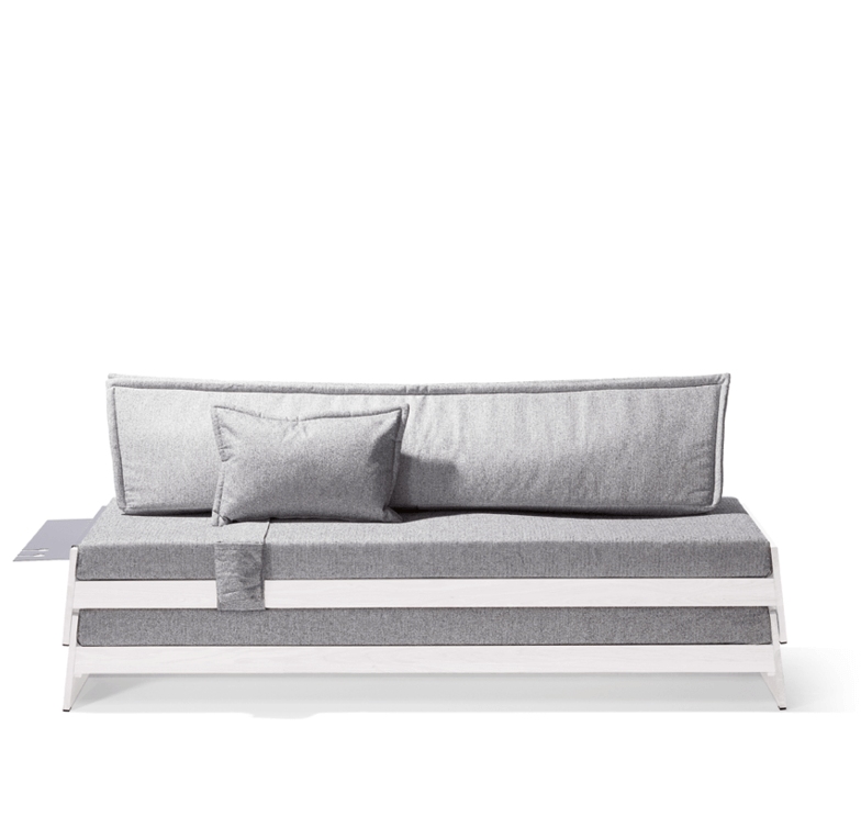 Lönneberga Matratze für Stapelbett von Richard Lampert, graue Matratze mit Kissen auf weißem Rahmen.