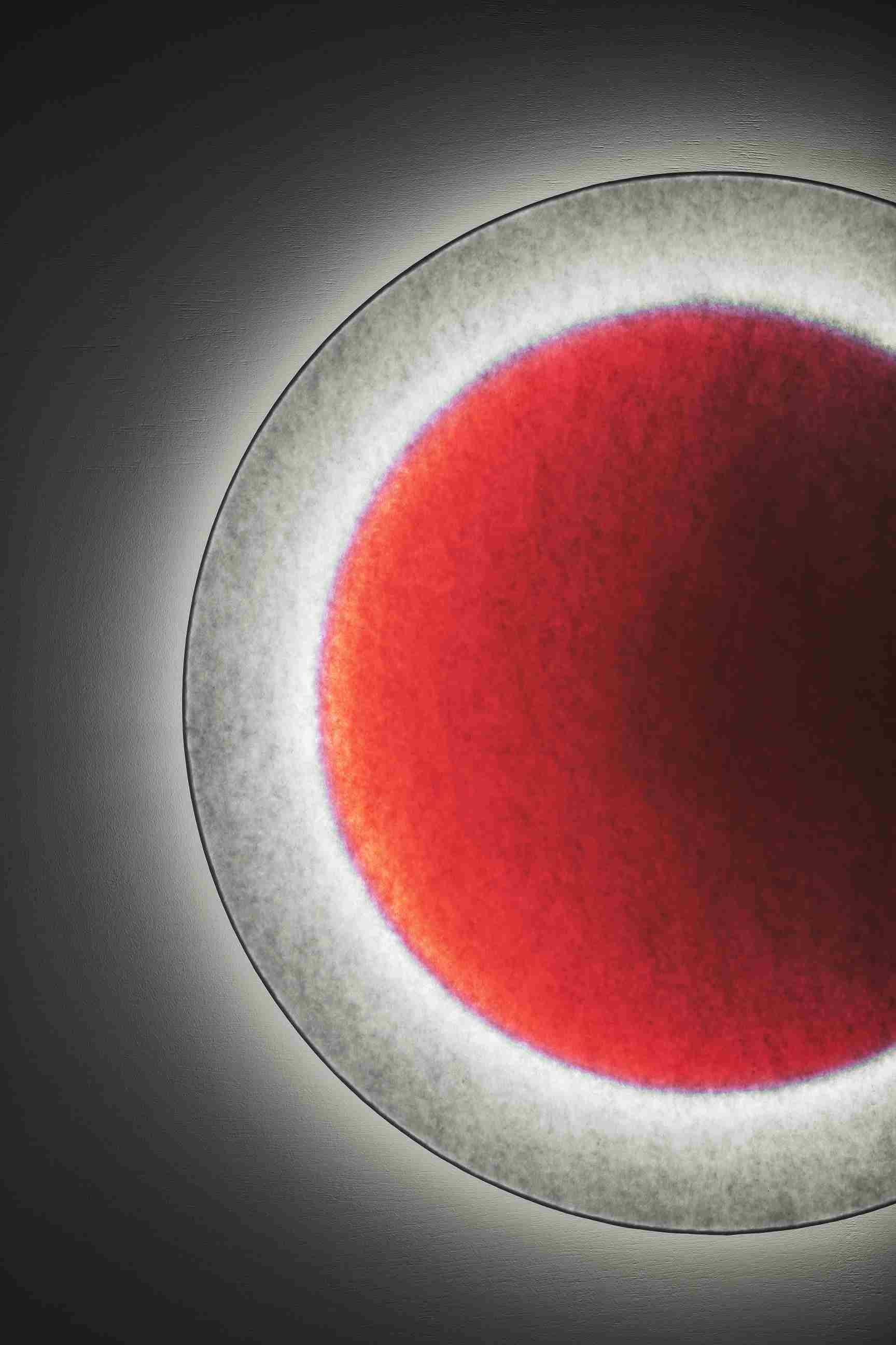 Moodmoon Wandleuchte von Ingo Maurer, 85 cm, rund, rot und weiß leuchtend.