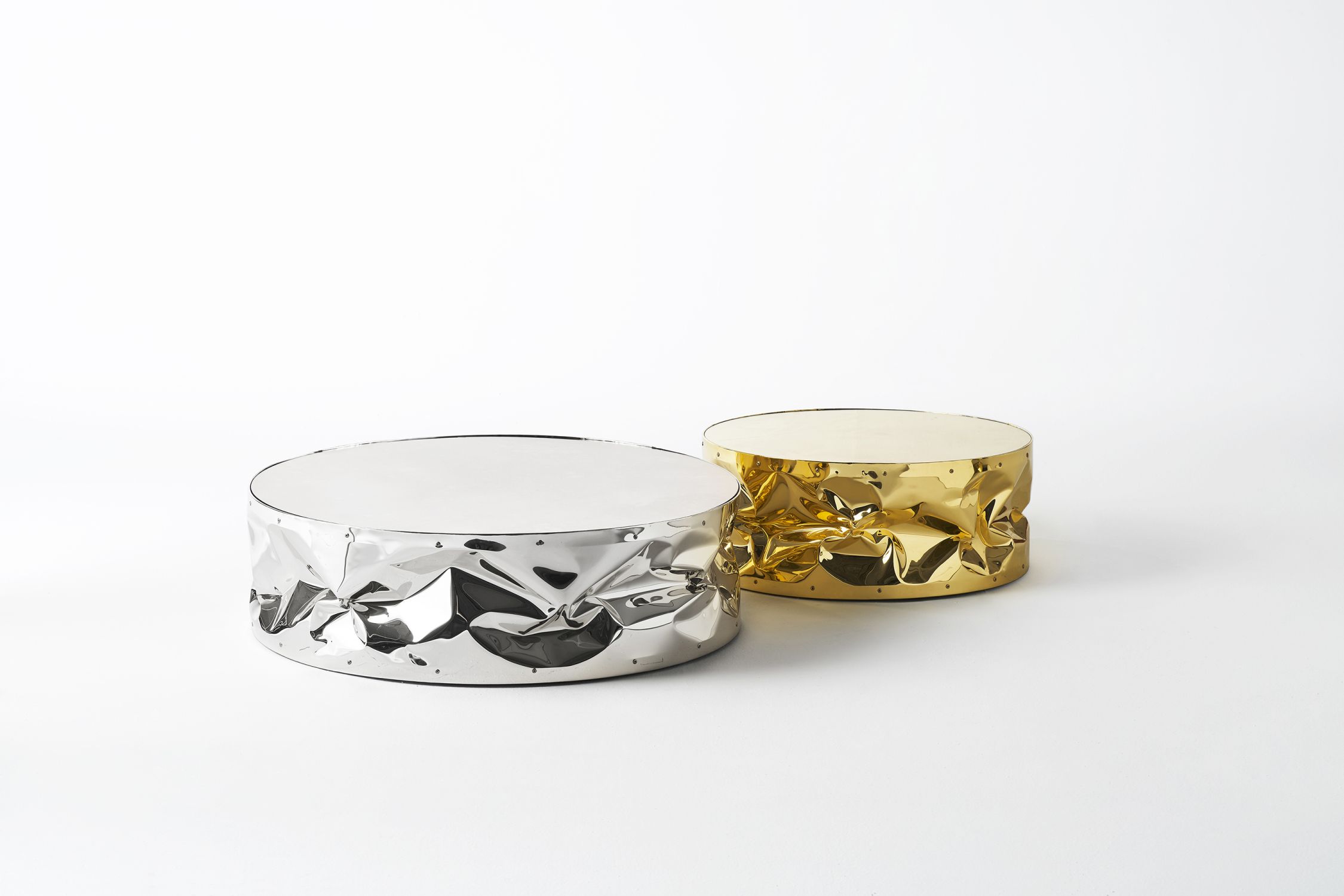 Tab.ulone Couchtische von Opinion Ciatti: Silberner und goldener, runder Beistelltisch mit zerknitterter Oberfläche.