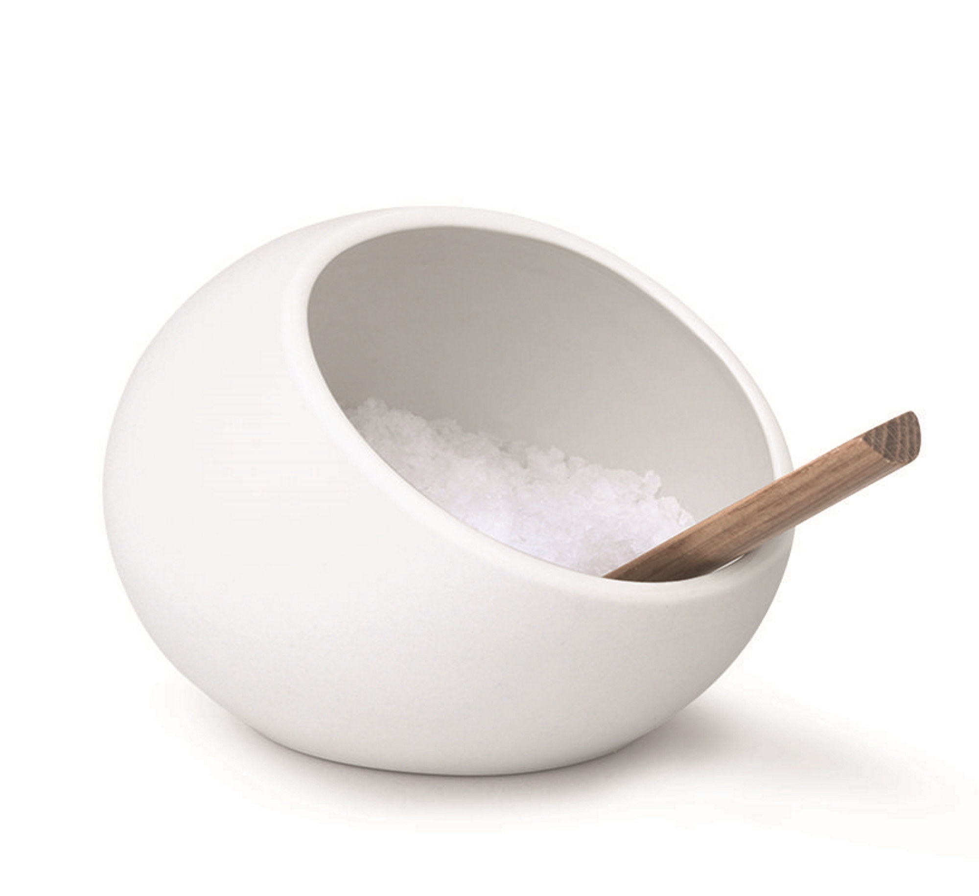 Weiße Rosendahl Copenhagen Salzschale mit Holz-Löffel, gefüllt mit grobem Salz. Elegantes Küchenaccessoire.