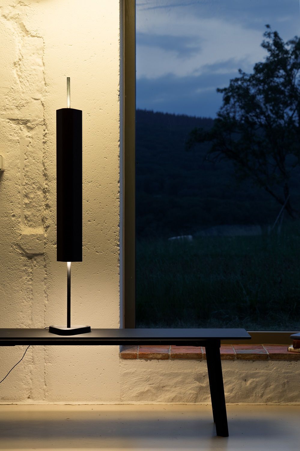 Elegante Emi Tischleuchte von Flos in Tiefrot, modernes Design für Wohnzimmer und Schlafzimmer.