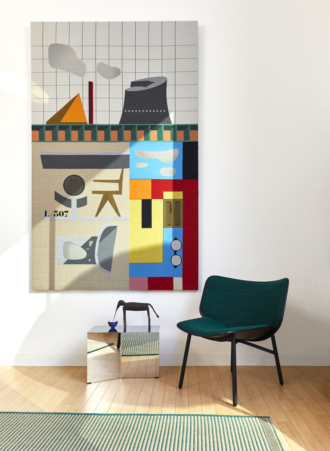 Hay Slit Table Oblong Beistelltisch, Spiegel poliert, im Wohnzimmer mit Dekoration und Stuhl.