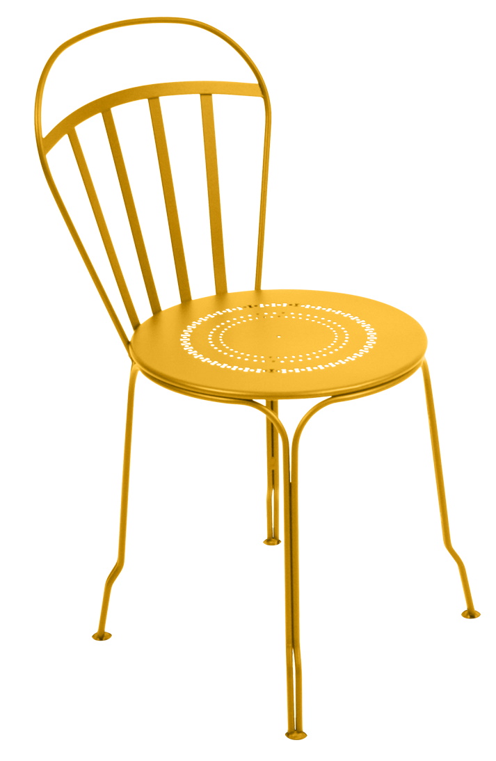 Goldener Louvre Stuhl von Fermob für den Außenbereich, mit rundem Sitz und filigranem Design.