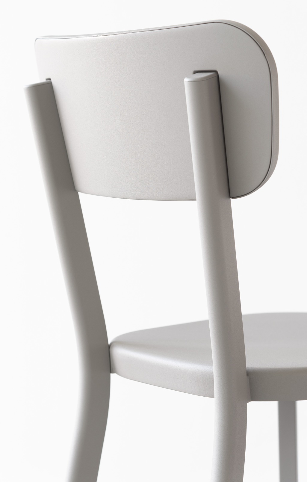 Rückansicht des grauen Déjà-vu Stuhls von Magis: Modernes Design für Esszimmer und Wohnbereich.