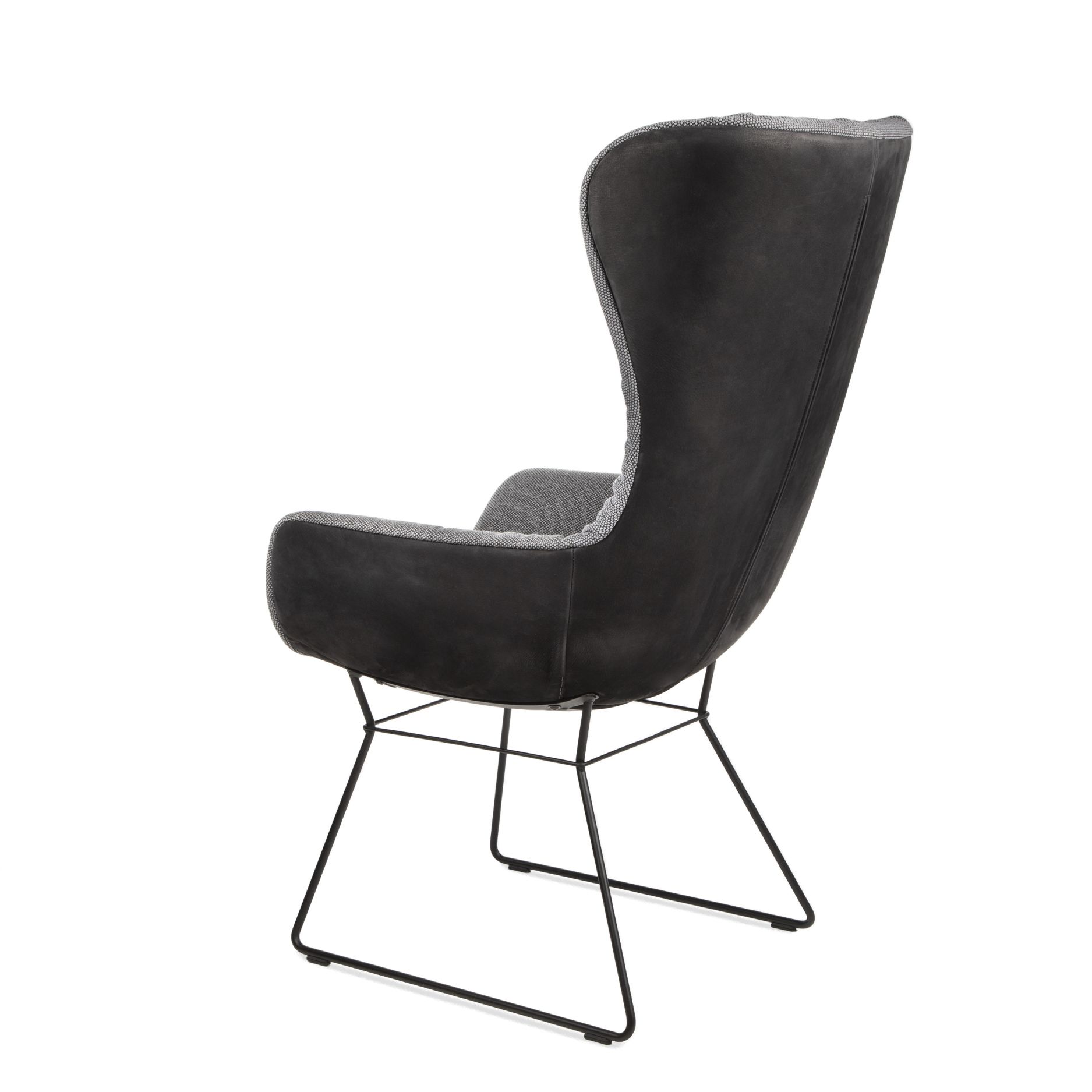 Leya Wingback Stuhl von Freifrau Manufaktur, Lederbezug, Metallgestell, moderner Sessel für Wohnzimmer.