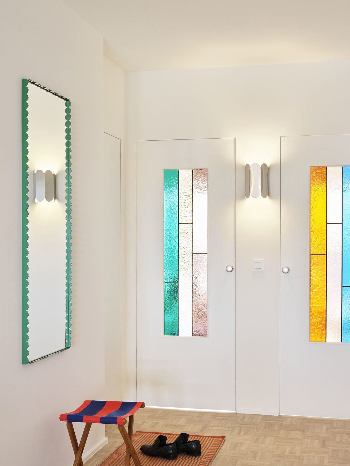 Rechteckiger Arcs Spiegel von Hay mit grünem Rahmen im Flur, neben einer Wandleuchte.