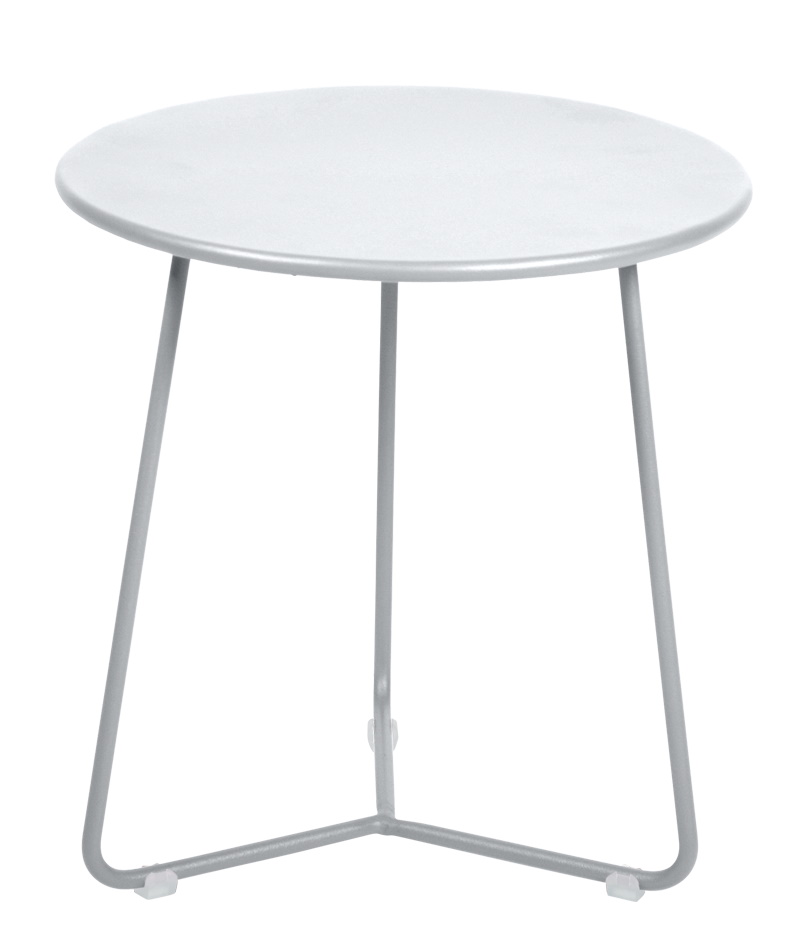 Weißer Cocotte Beistelltisch von Fermob für den Außenbereich, runder Tisch mit drei Beinen.