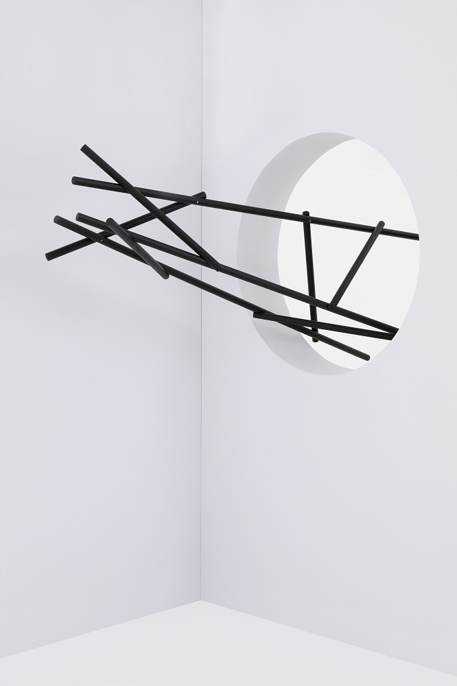 Kendo Garderobenständer von Cascando, abstrakte, schwarze Stangen vor weißem Hintergrund, moderne Garderobe für Büro und Zuhause.
