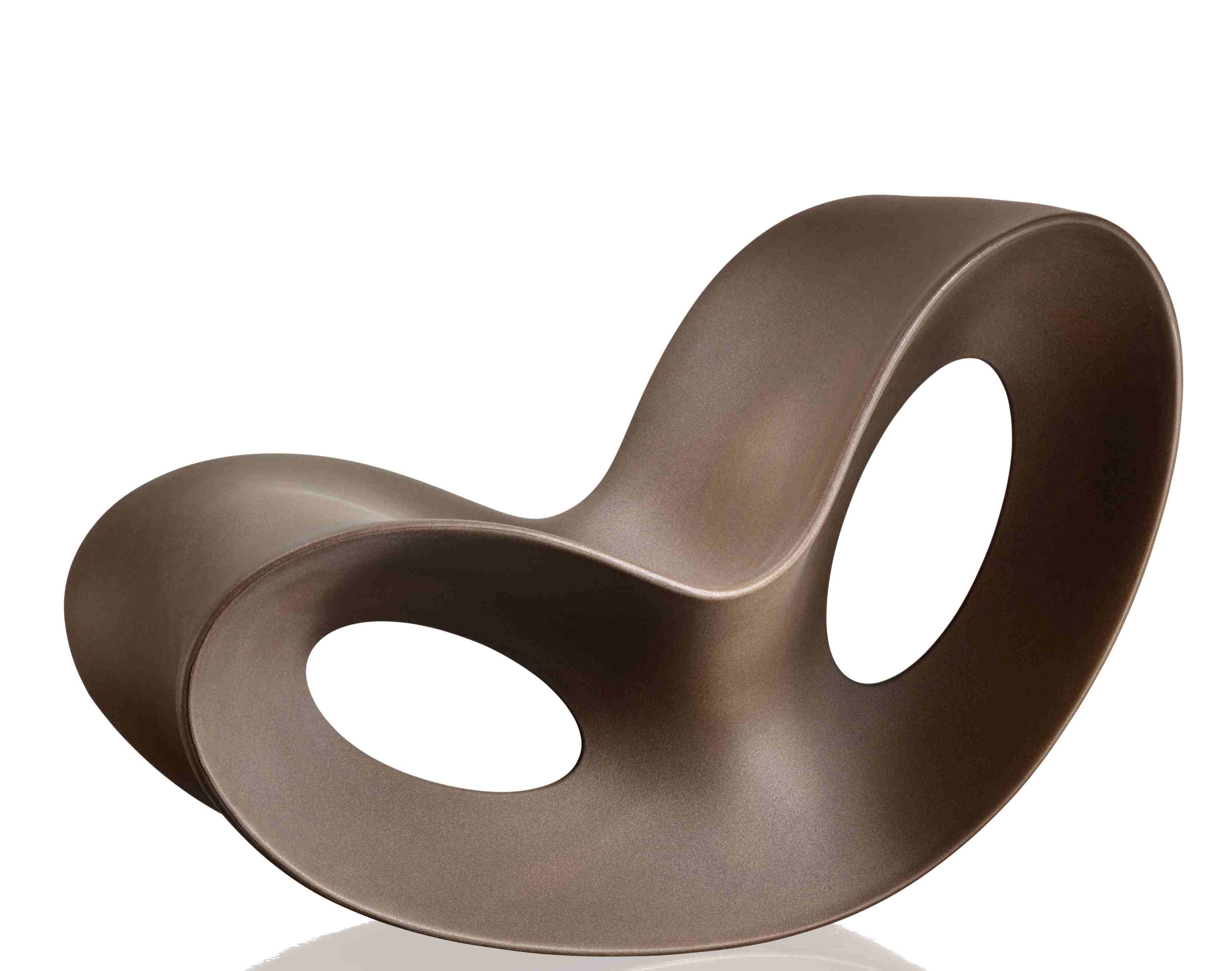 VOIDO Schaukelstuhl von Magis, brauner Design-Schaukelstuhl aus Polyethylen mit zwei ovalen Öffnungen, modernes Möbelstück für Wohnzimmer.
