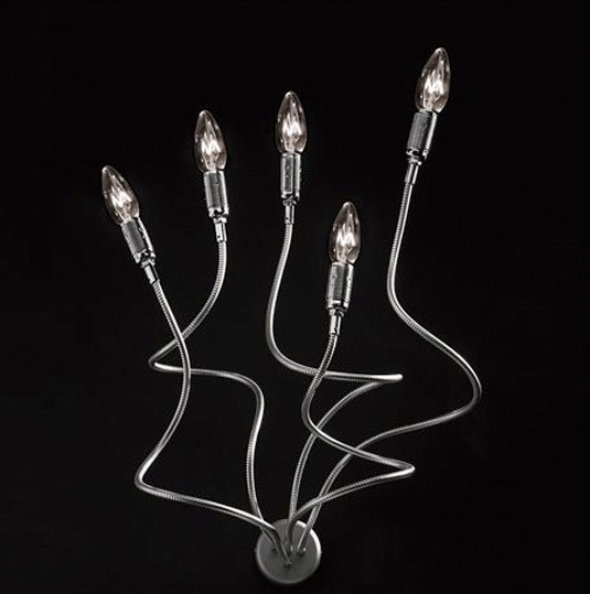 Turciù Wandleuchte von Catellani & Smith mit fünf Leuchtarmen und Halogenlampen vor schwarzem Hintergrund.