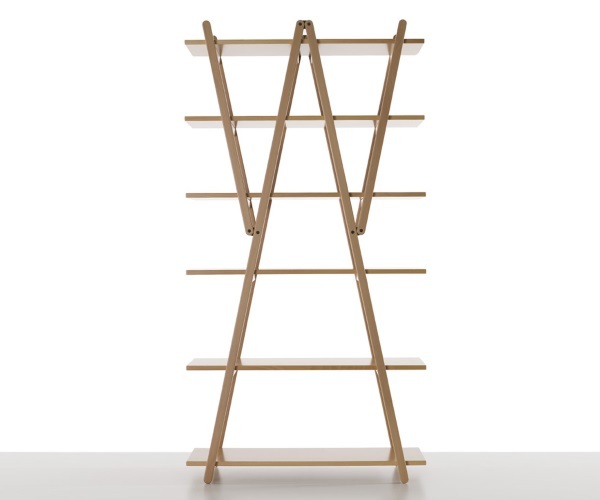 Nuvola Rossa Bücherregal von Cassina, modernes Design mit Holzstruktur und Regalböden.