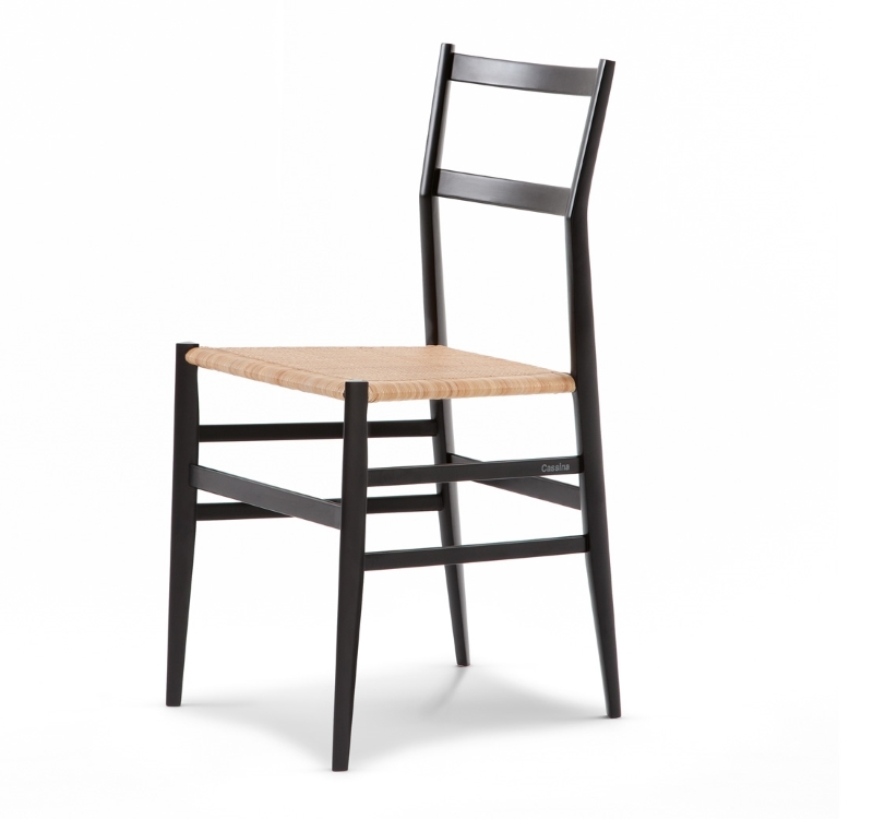 Schwarzer Cassina Superleggera Stuhl mit Holzrahmen und geflochtener Sitzfläche, minimalistisches Design.