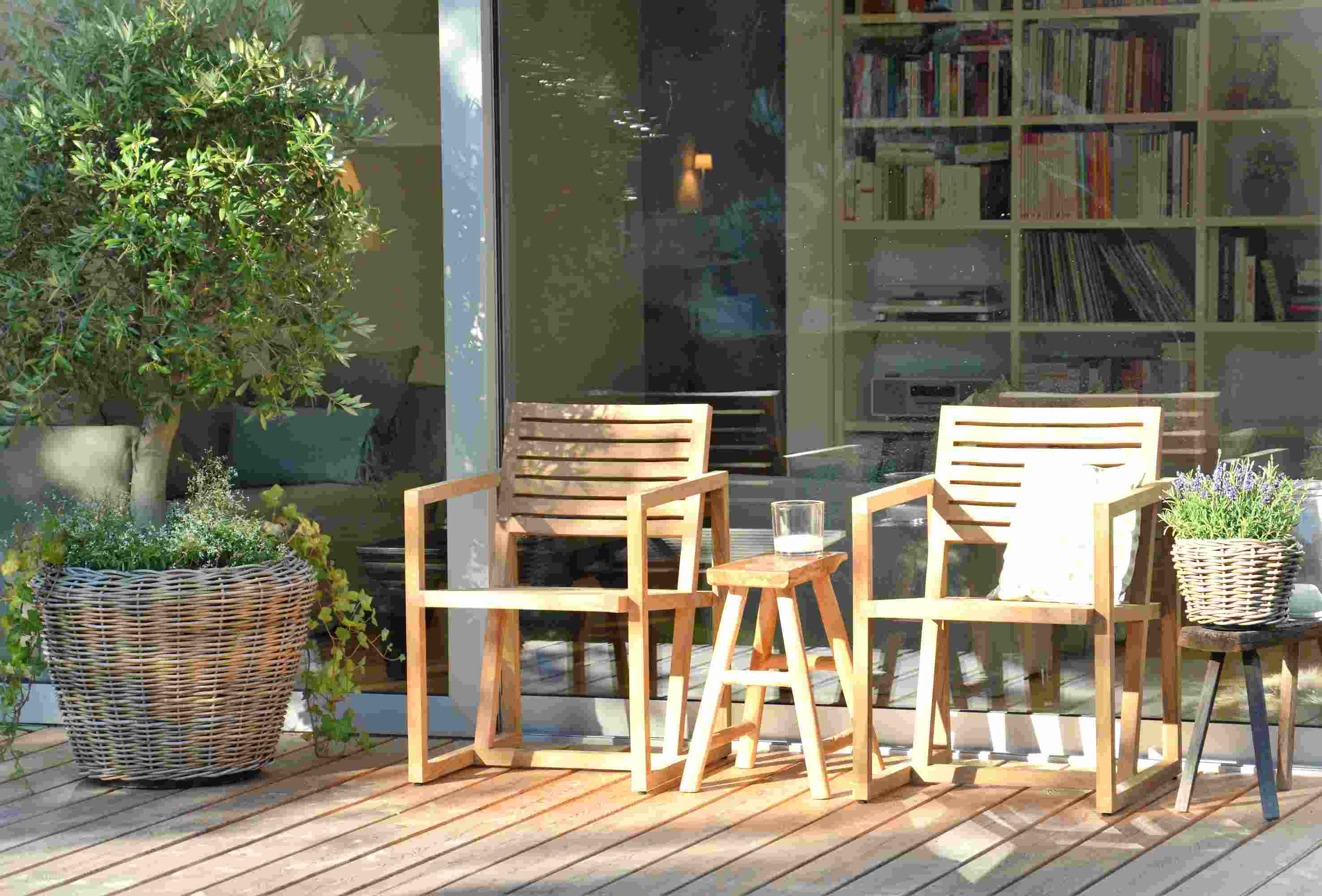 Jan Kurtz Timber Armlehnsessel Natur Outdoor auf Holzterrasse mit Beistelltisch und Pflanzen.