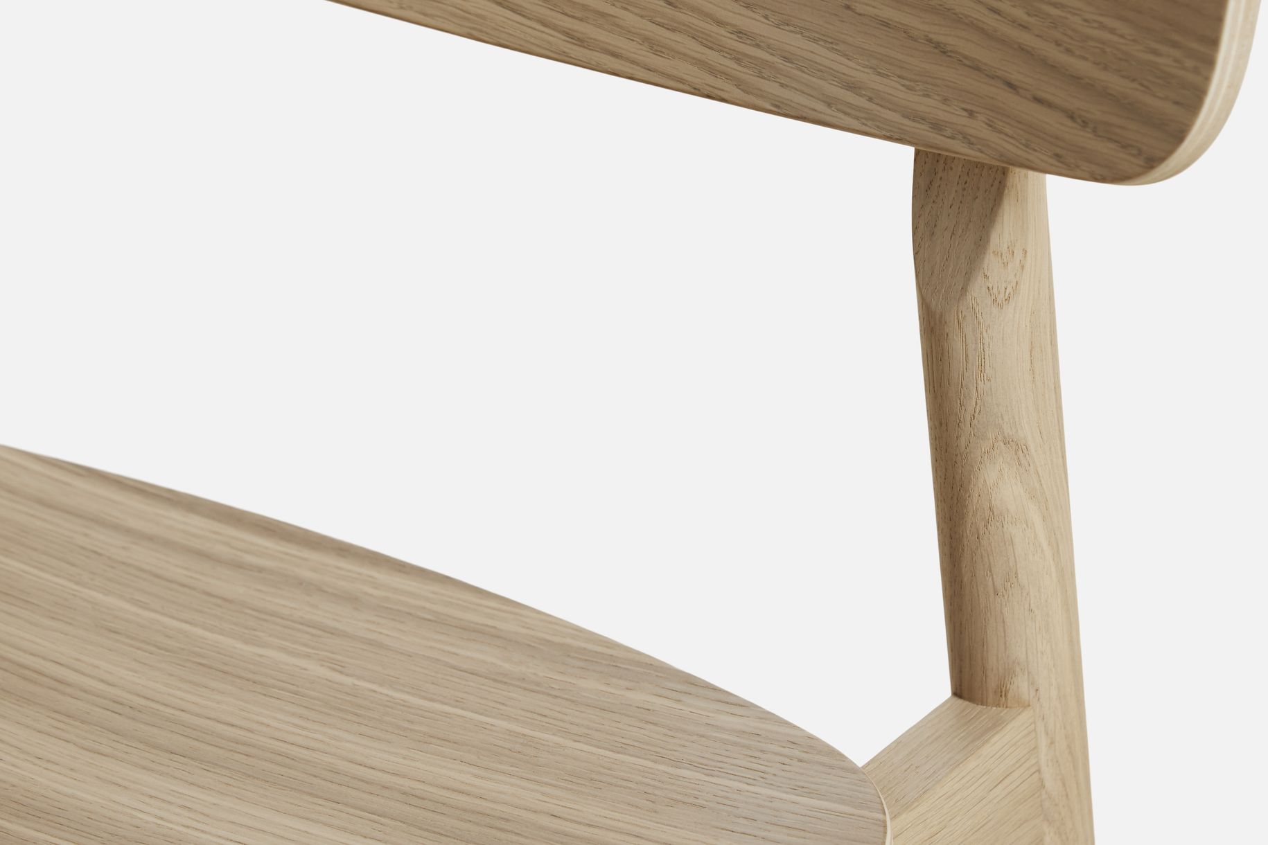 Detailaufnahme: Soma Thekenstuhl von Woud, Eiche weiß pigmentiert, Sitzfläche und Rückenlehne.
