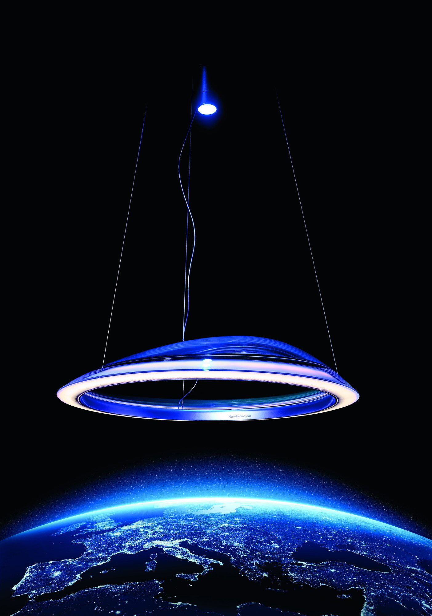 Ameluna Pendelleuchte von Artemide, modernes Design mit ringförmiger LED und blauer Akzentbeleuchtung.