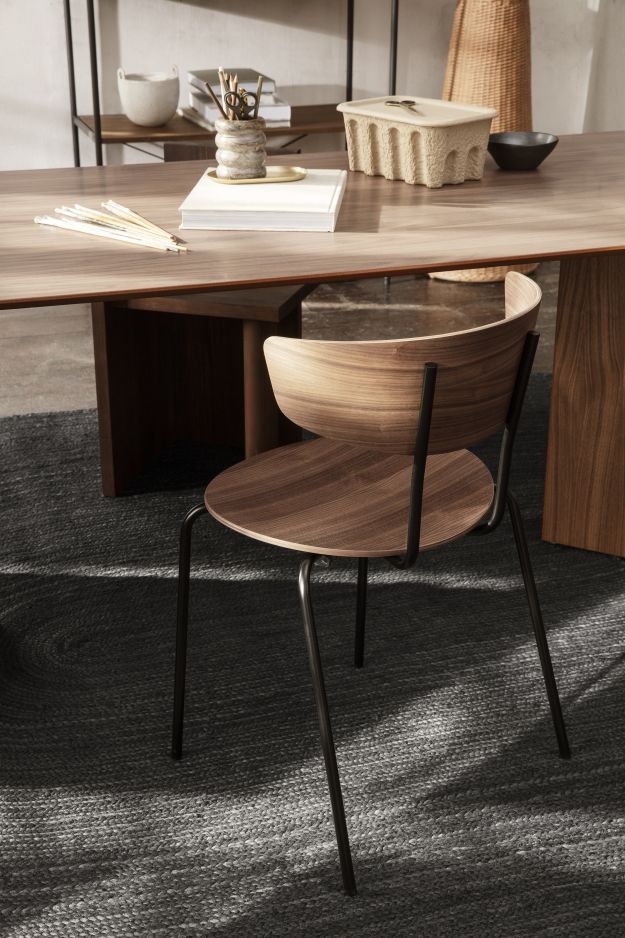 Nahaufnahme des Ferm Living Mingle Table Tisches (160 cm) mit Stuhl auf einem Teppich.