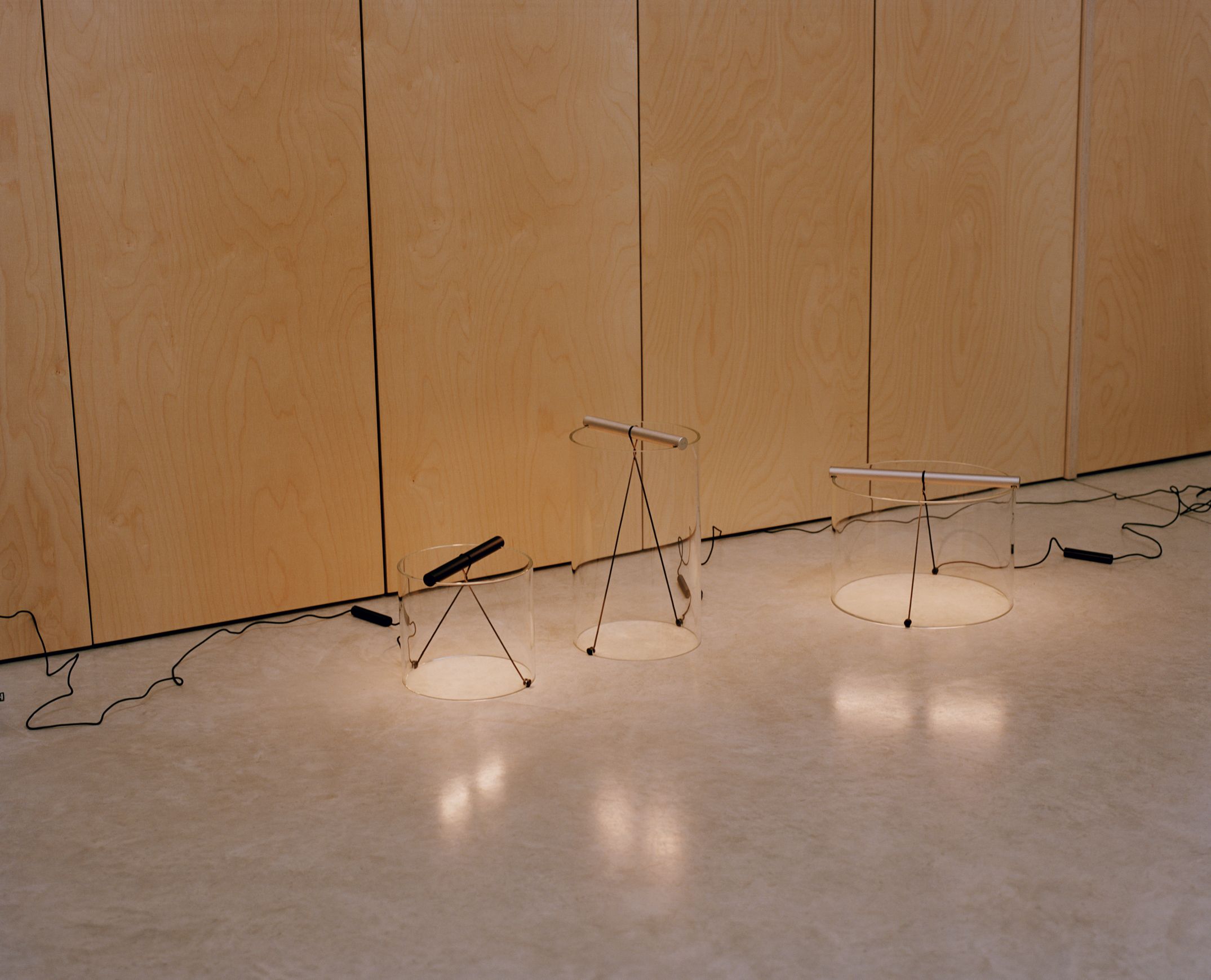 Drei To-Tie T3 LED Tischleuchten von Flos, schwarz eloxiert, im minimalistischen Design.