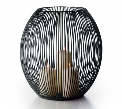 Schwarzes Louisiana Windlicht von Philippi XXL mit drei brennenden Kerzen im Inneren.