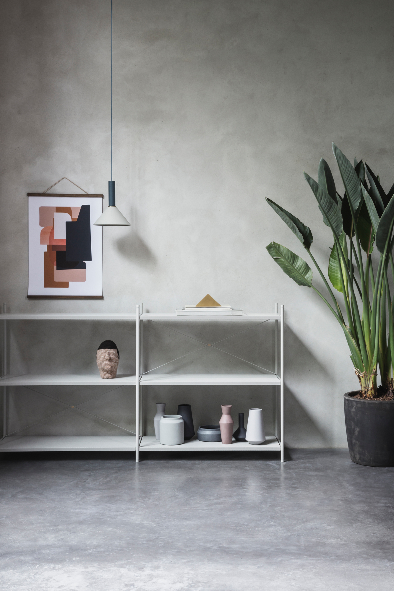 Graues Punctual Shelving System Regal (2x3) von Ferm Living, dekoriert mit Vasen und Kunst.