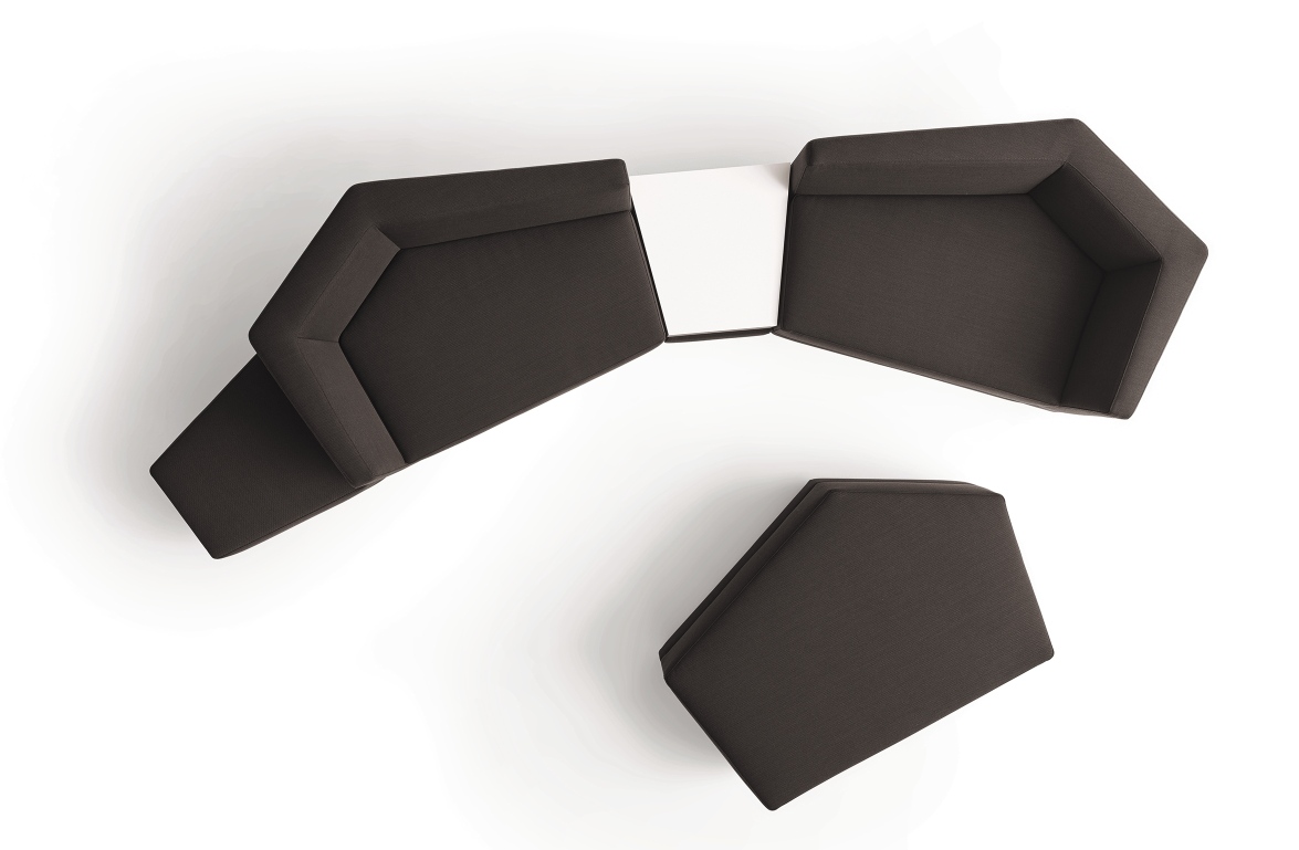 Draufsicht: Modulares Scope Sofa Sitzelement in Braun mit weißem Tisch, modernes Wohnzimmer Design.