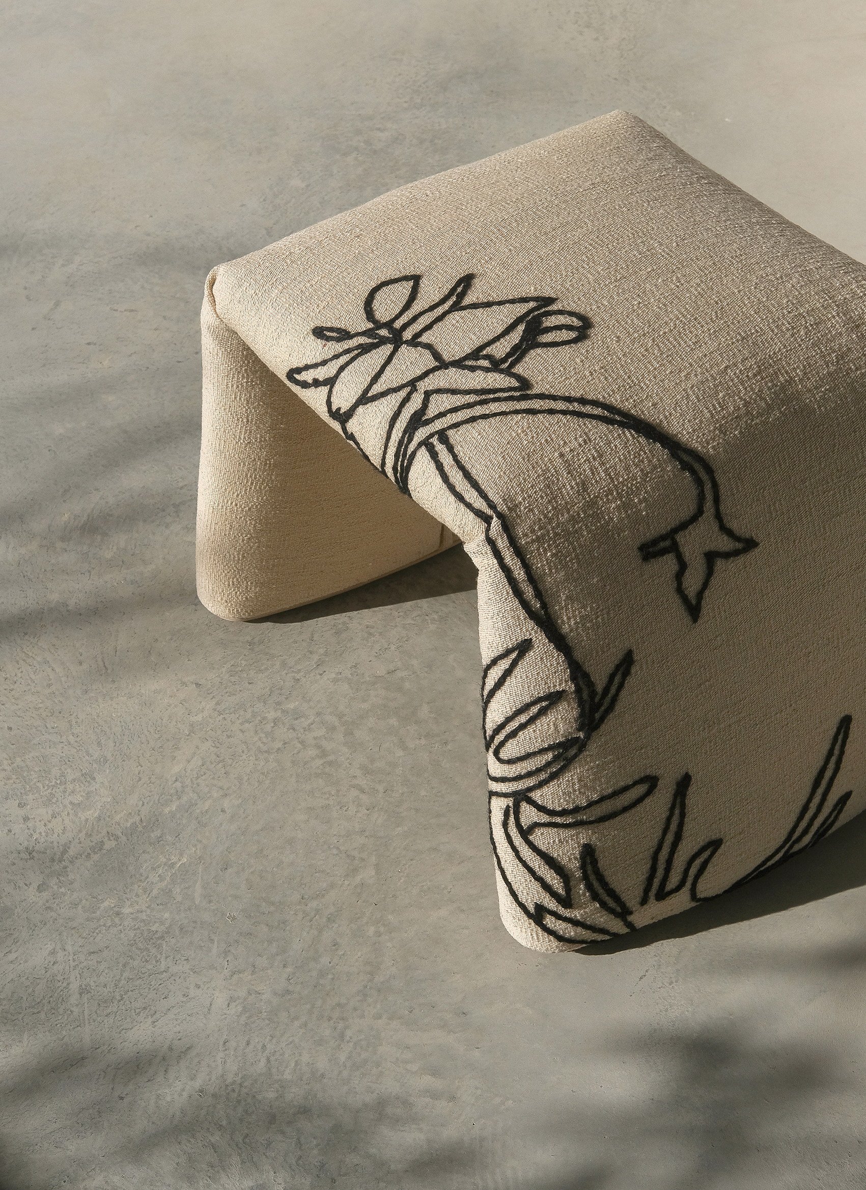 Beige Nanimarquina Bank mit Blumenmuster, moderne Sitzbank für Wohnzimmer und Wartebereiche.