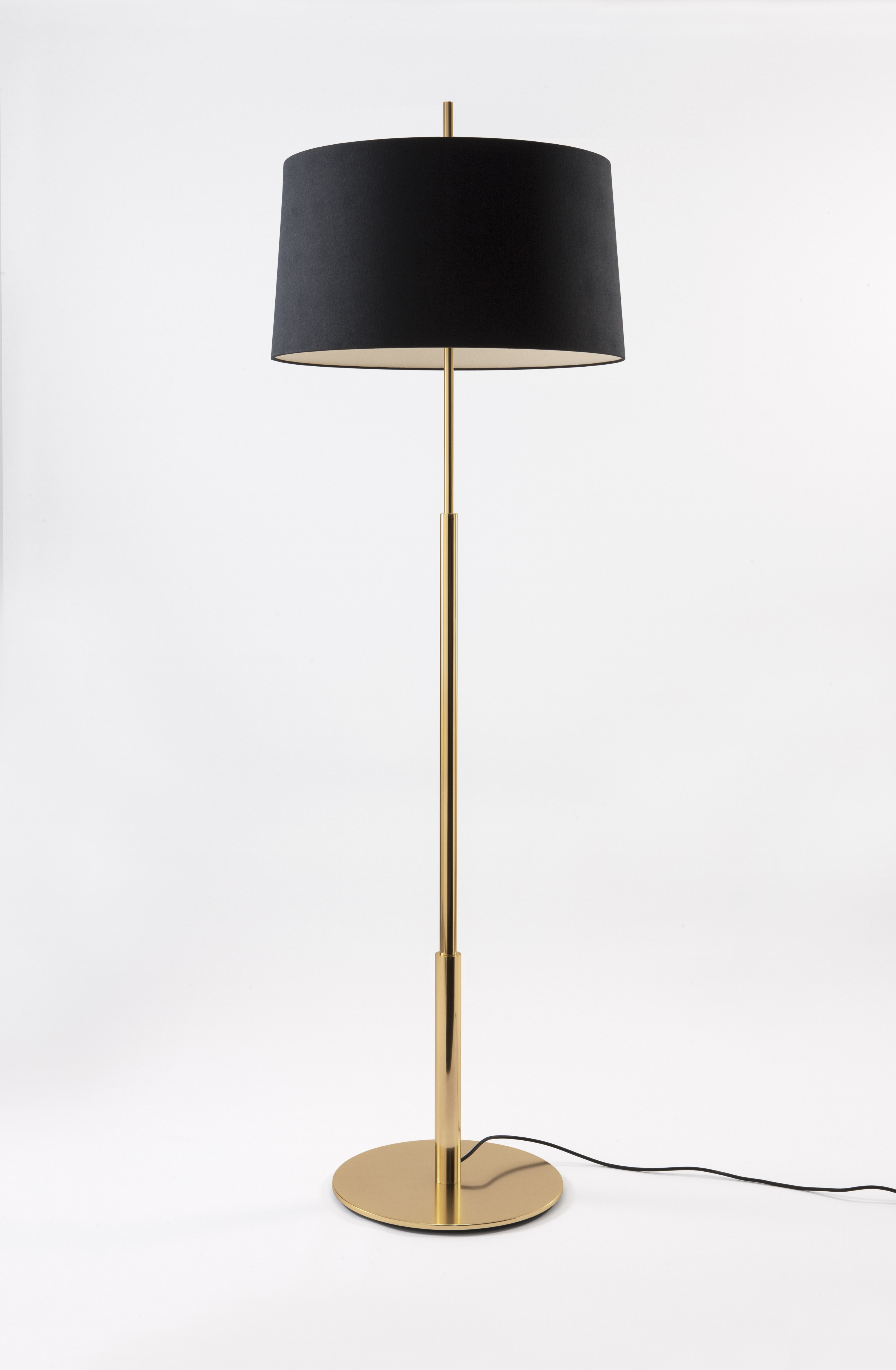 Elegante Diana Stehleuchte von Santa & Cole mit schwarzem Schirm und goldenem Fuß.