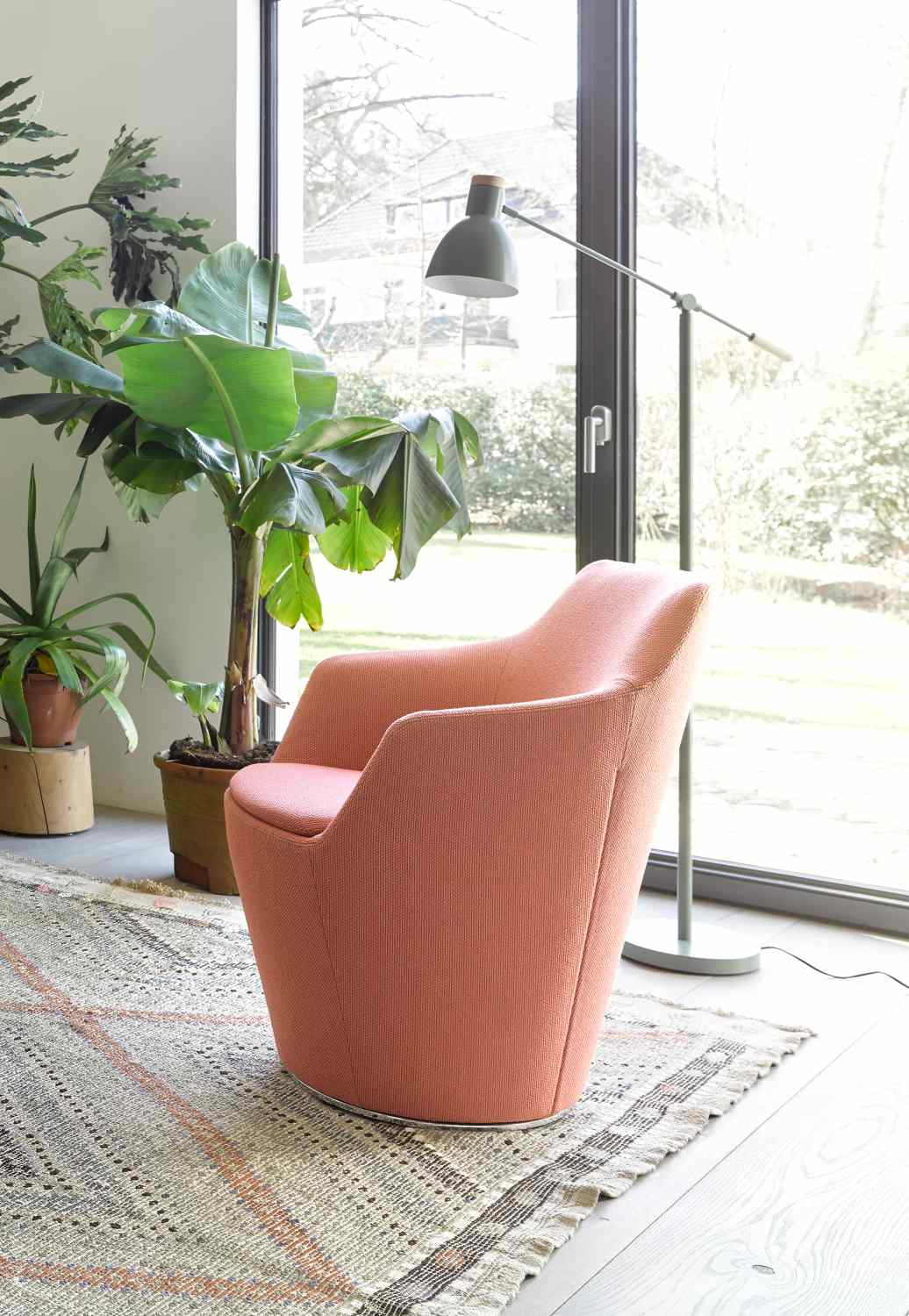 Nahaufnahme des Flint Drehsessels von Cor in Rosa mit Tellerfuß.