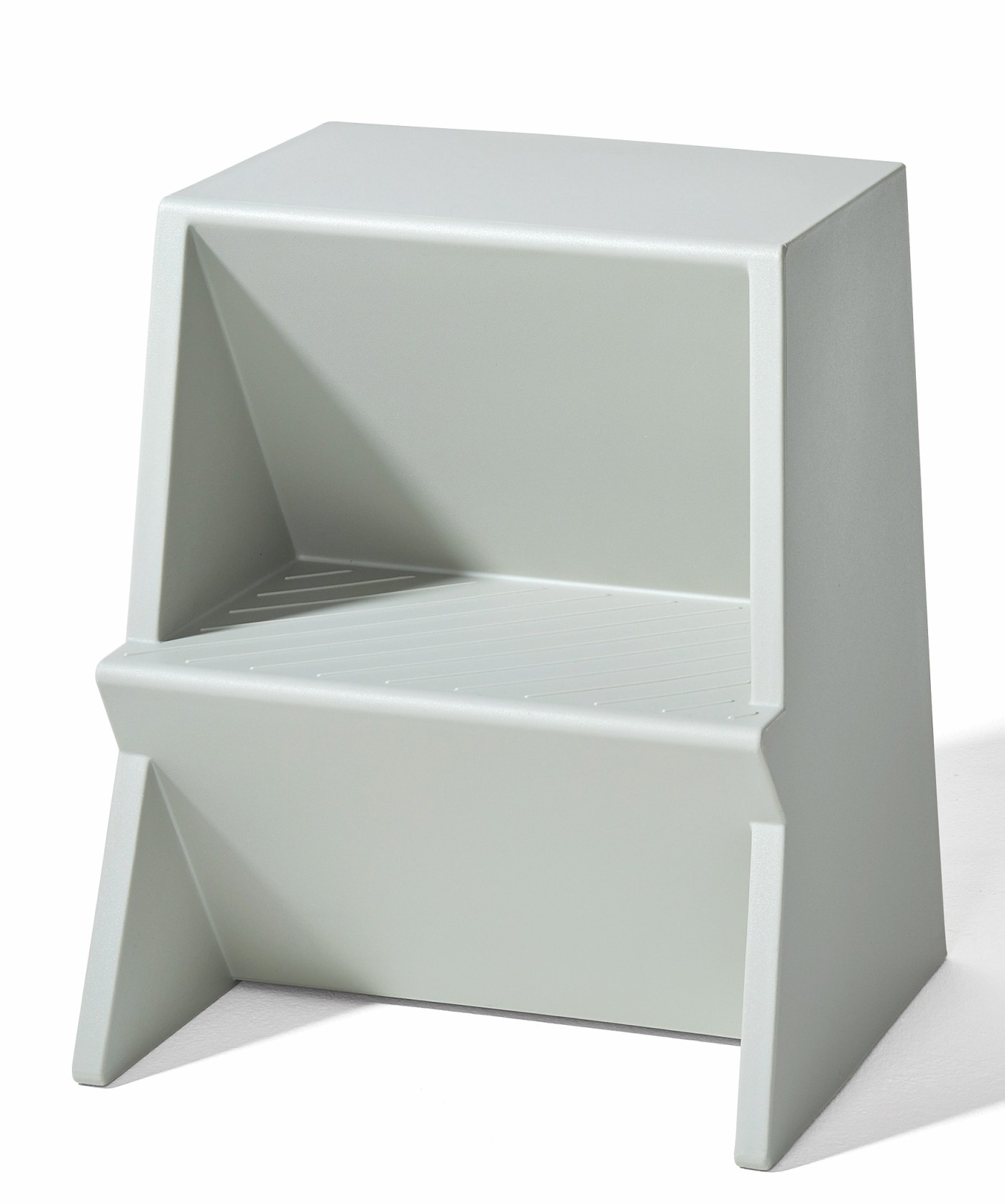 Heller, moderner Tritthocker von Richard Lampert, ideal als Möbelstück oder praktische Steighilfe.