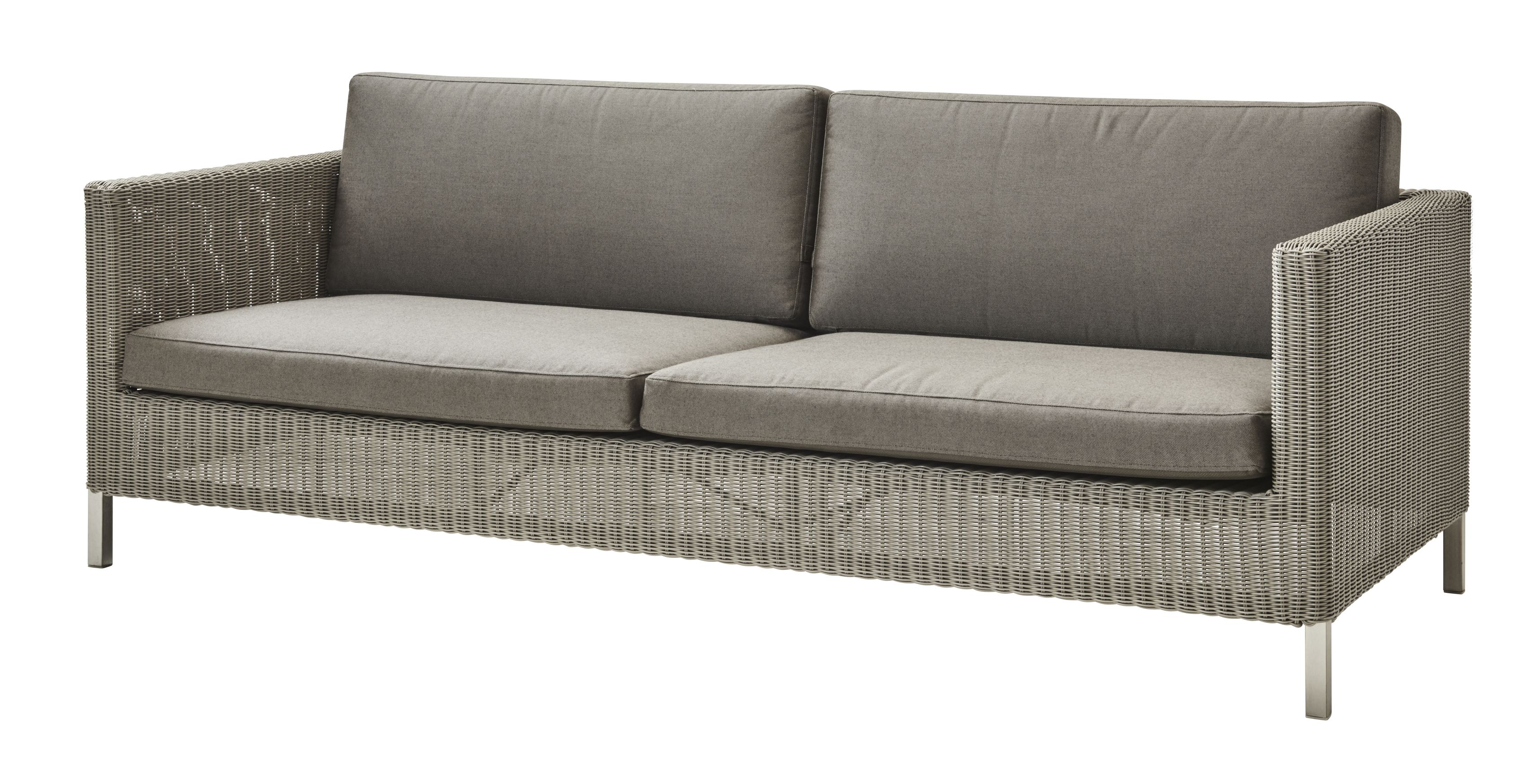 Graues Cane-Line Sofa für den Außenbereich mit Kissensatz und geflochtenem Rattan-Design.