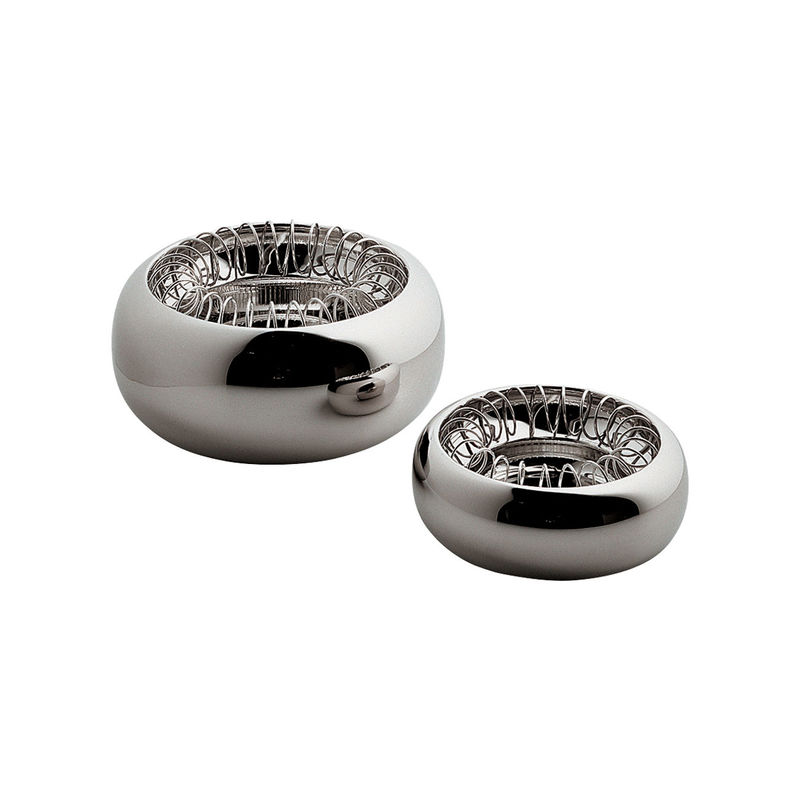 Zwei silberne Aschenbecher mit Spiraleinsatz, Alessi Design Aschenbecher für Raucher, stilvoll und modern.