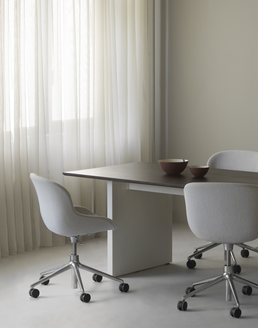 Panel Tisch / Esstisch 300x90 cm von Normann Copenhagen mit Stühlen und Schalen.