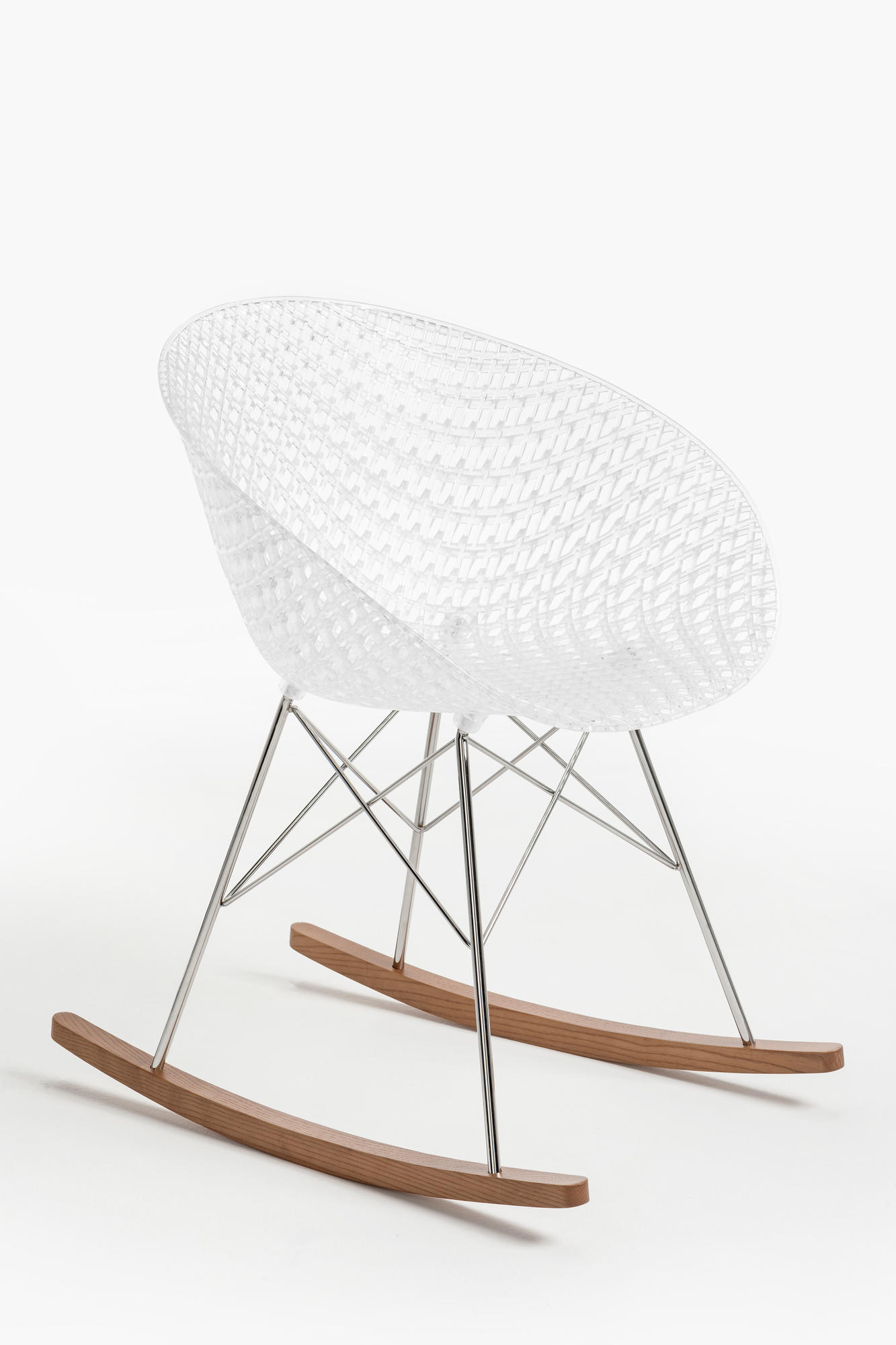 Smatrik Schaukelstuhl mit Holz-Finish: Transparente Sitzschale, Chromgestell und Kufen aus Holz.