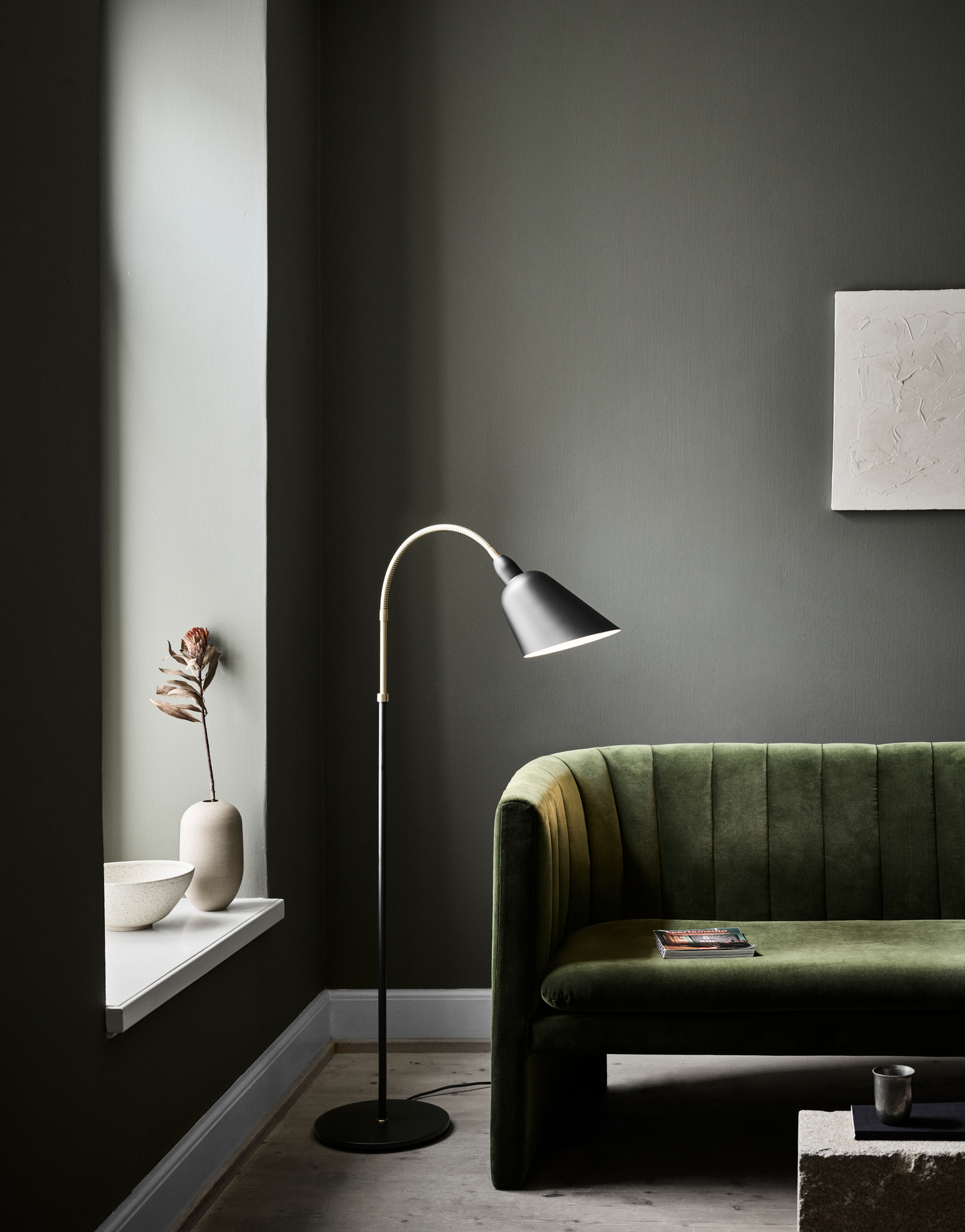 Nahaufnahme des grünen Loafer Sofas von AndTradition, ein modernes 3-Sitzer Sofa für Wohnzimmer.