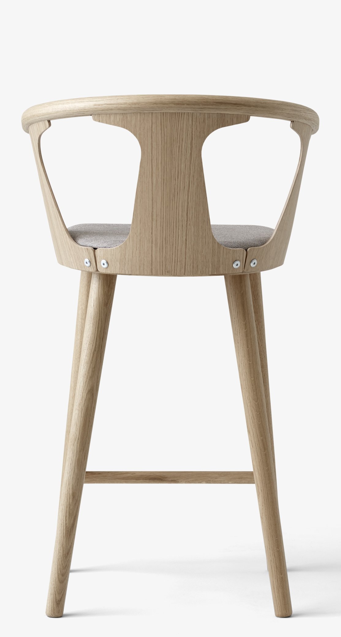 Rückansicht des In Between Barhockers SK10 von AndTradition mit grauem Sitzpolster aus Eichenholz.
